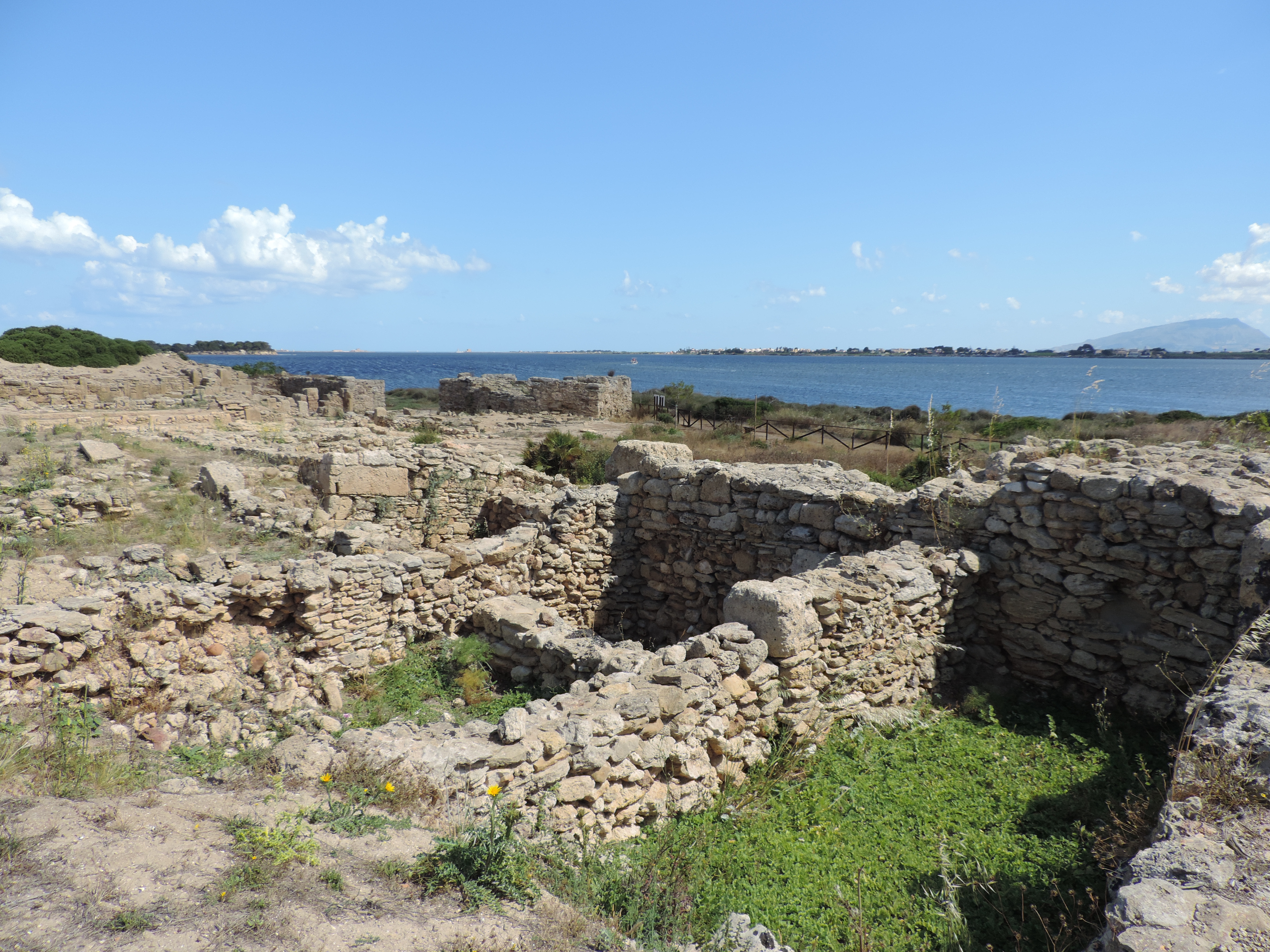 Halfhoge muurtjes op Mozia.