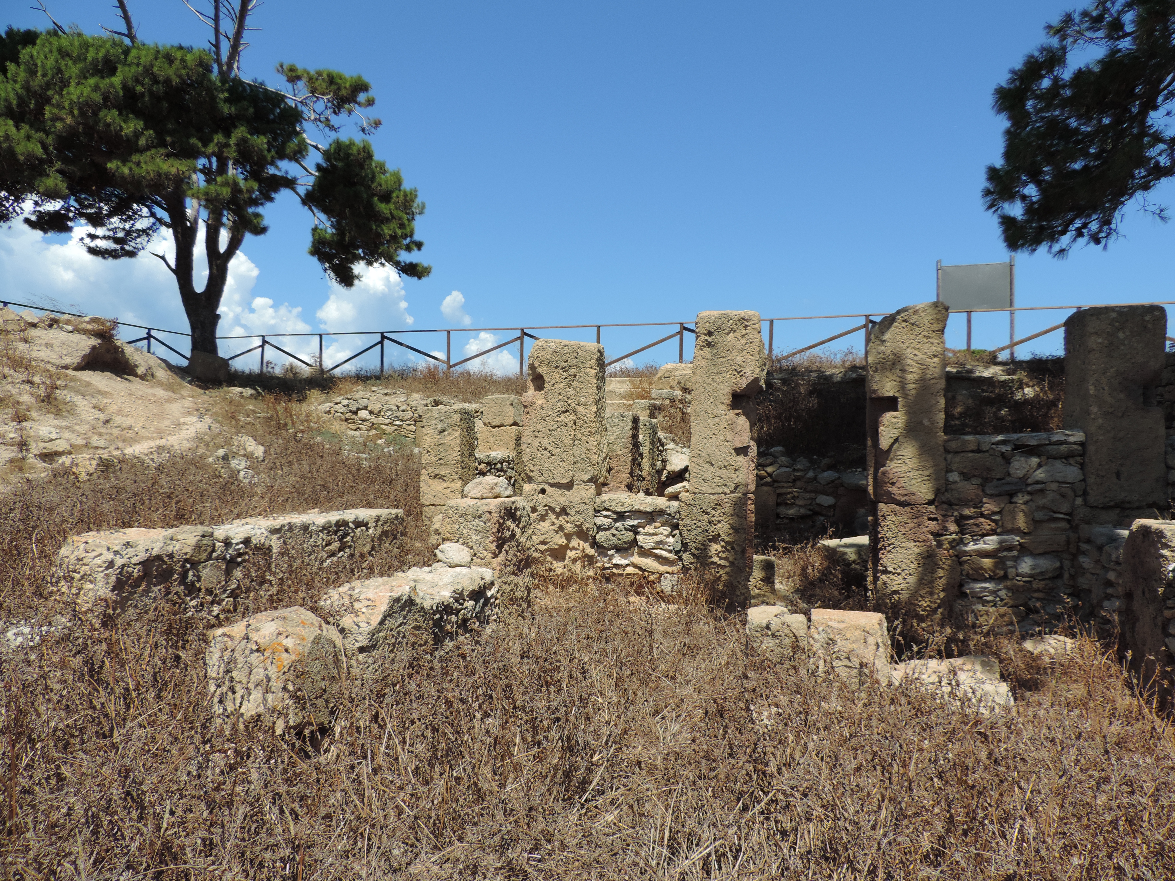 Ruïne: rechtopstaande vierkante zuilen.