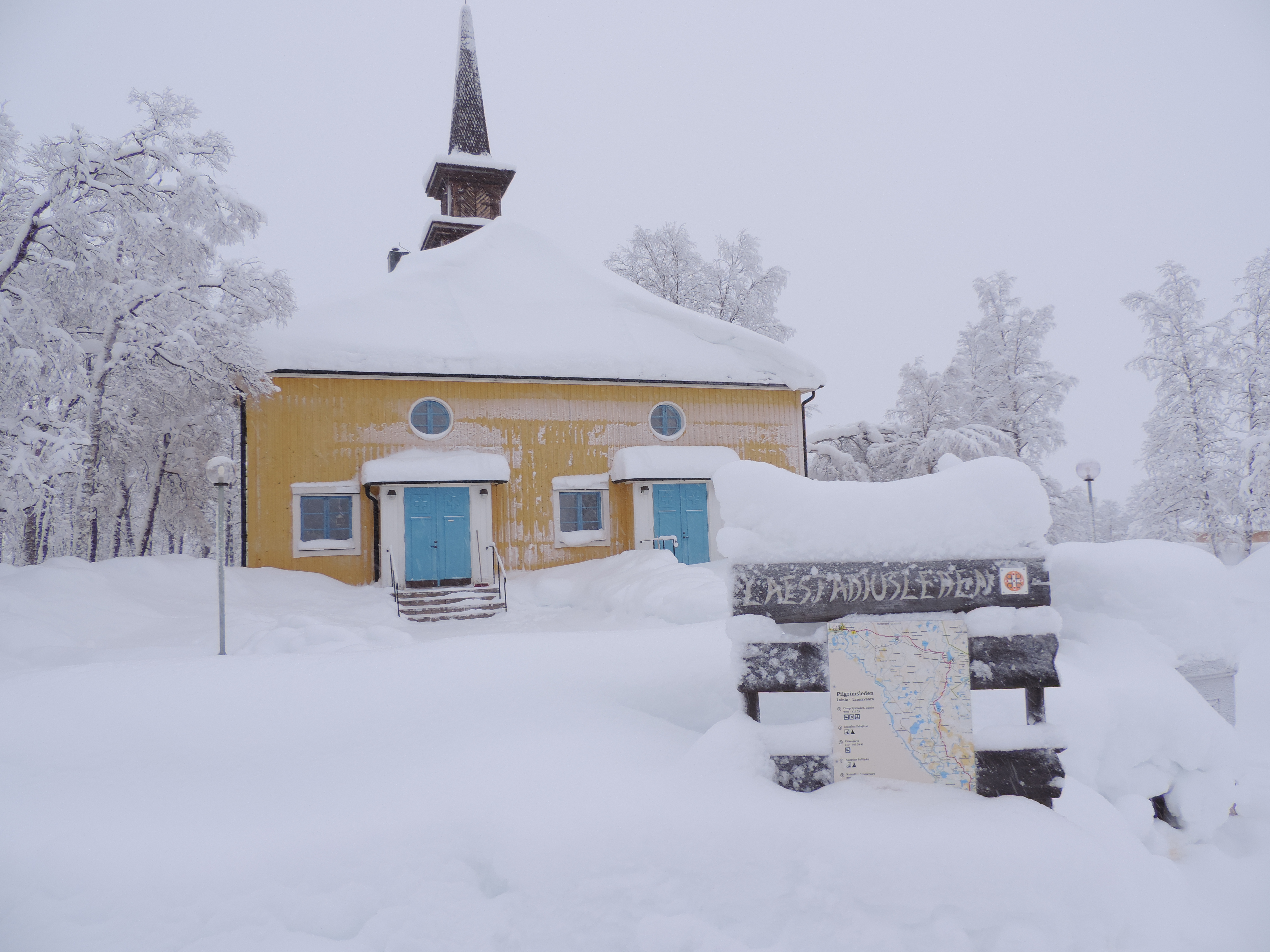 Geel kerkje onder de sneeuw.