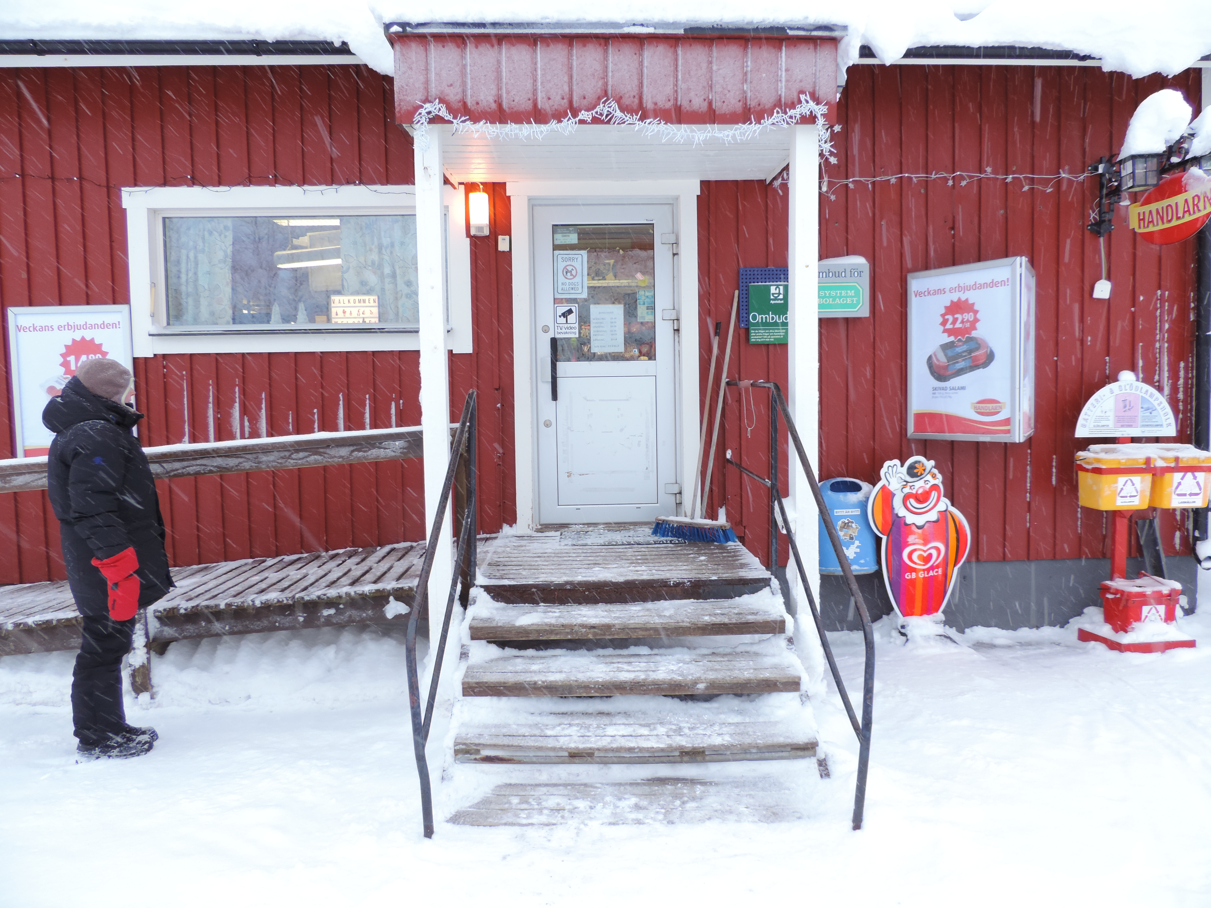 Rode gevel van winkel in de sneeuw.