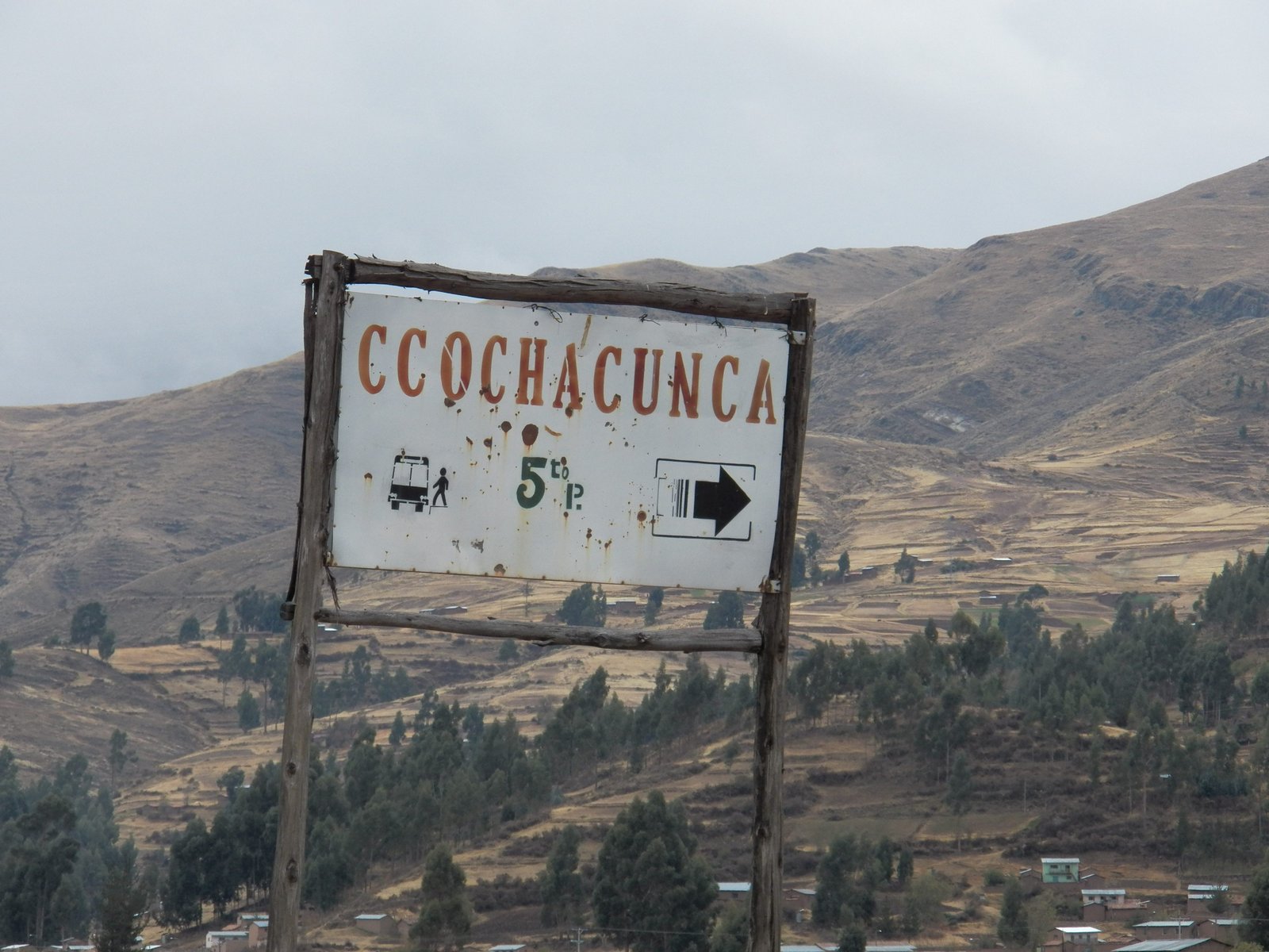 Plaatsnaambord: rode letters op witte achtergrond, Ccochacunca.
