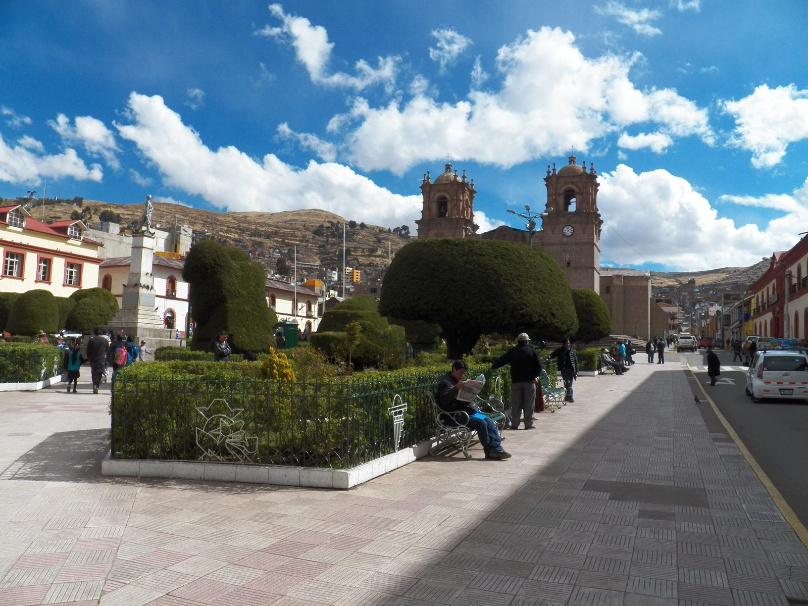 Puno: centrale plein met groen parkje en kerk met twee torens.