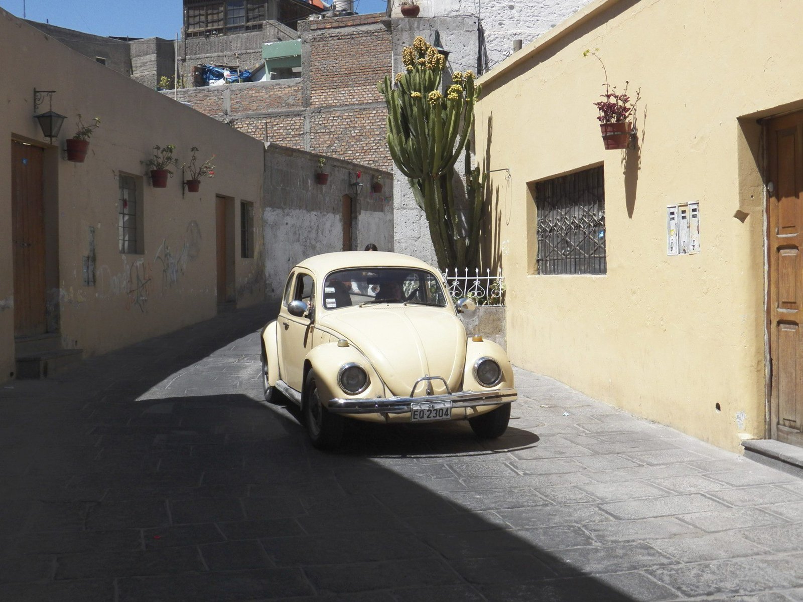 Gele VW kever voor geel huis.