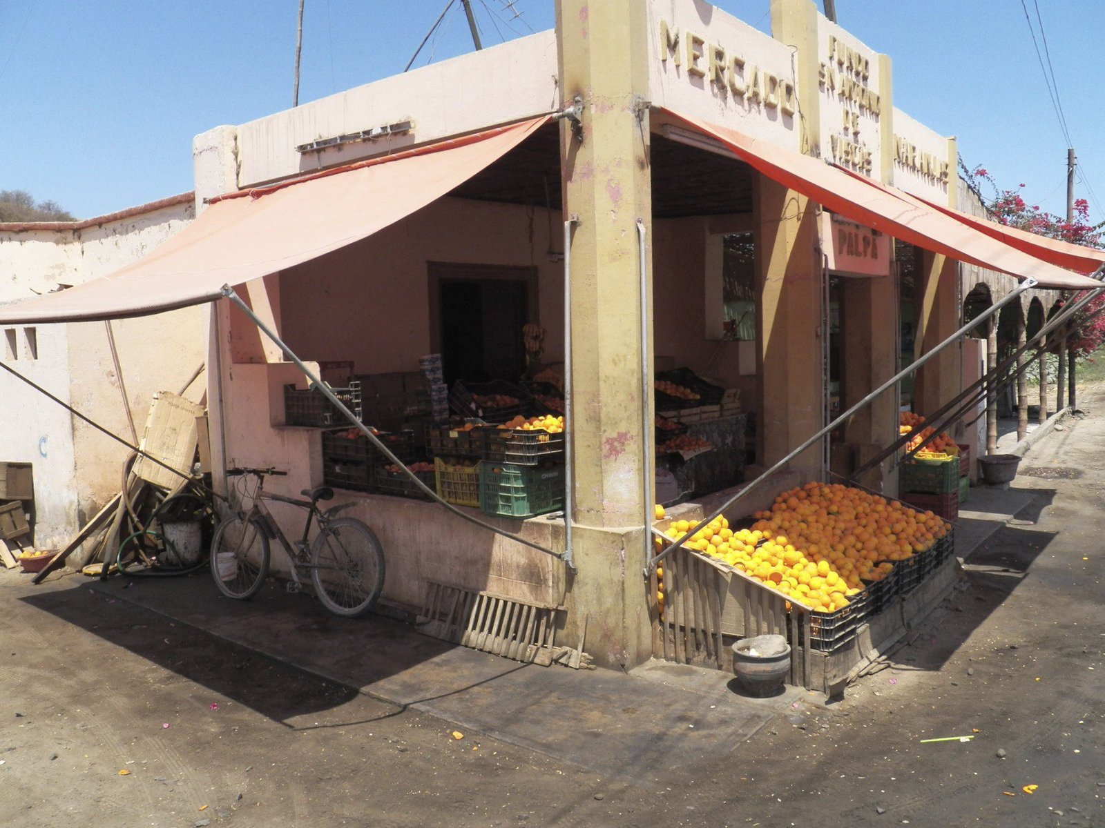 Winkel met citrusvruchten op een hoek.