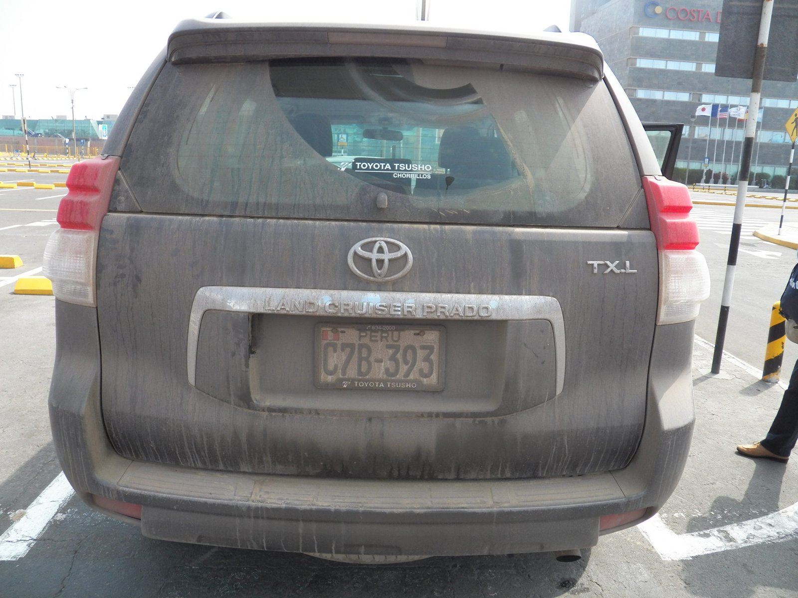 Heel vuile achterkant van Landcruiser Toyota.