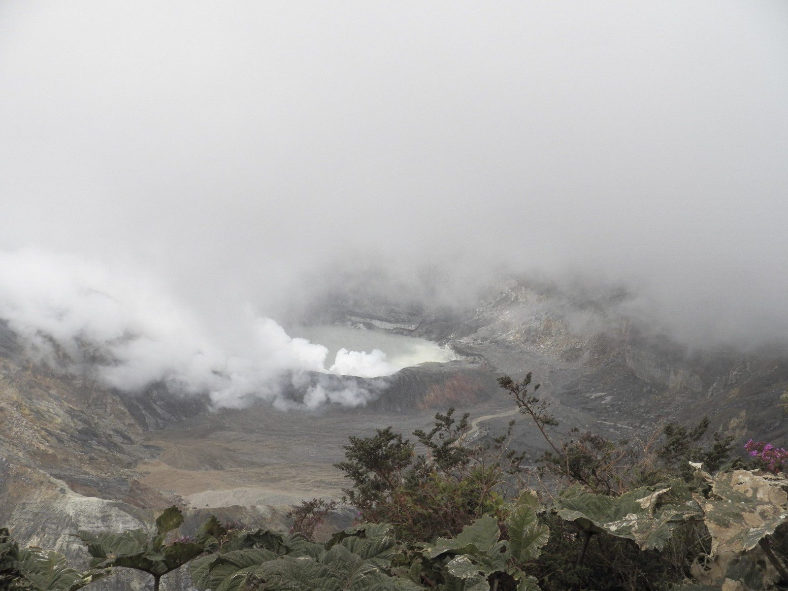 Kratermeer met wolken en damp.