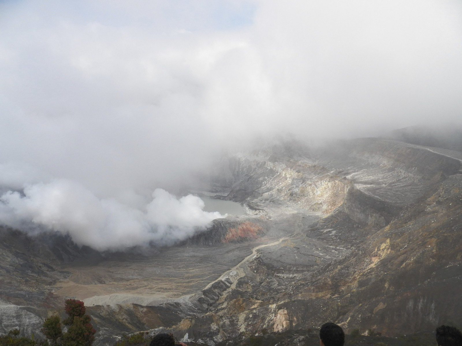 Vulkaan en krater landschap met wolken en damp.