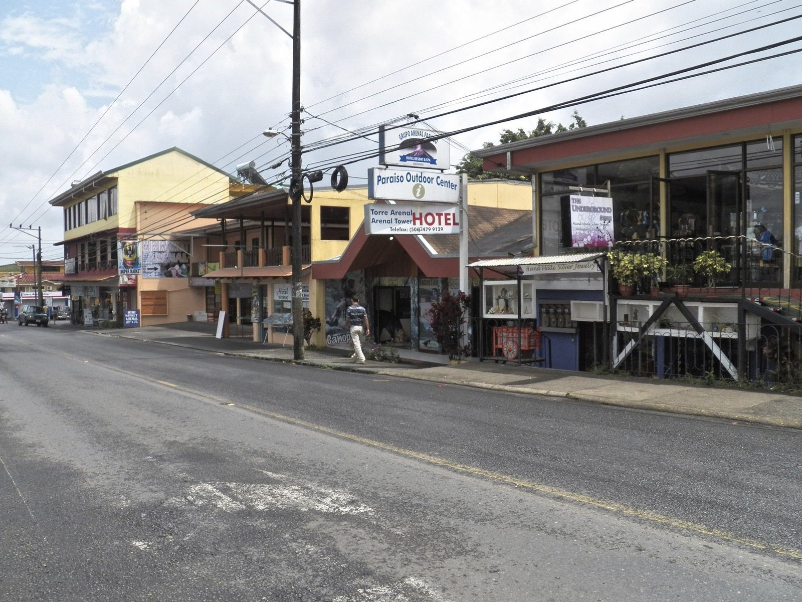 Straat met hotel en winkels in La Fortuna.