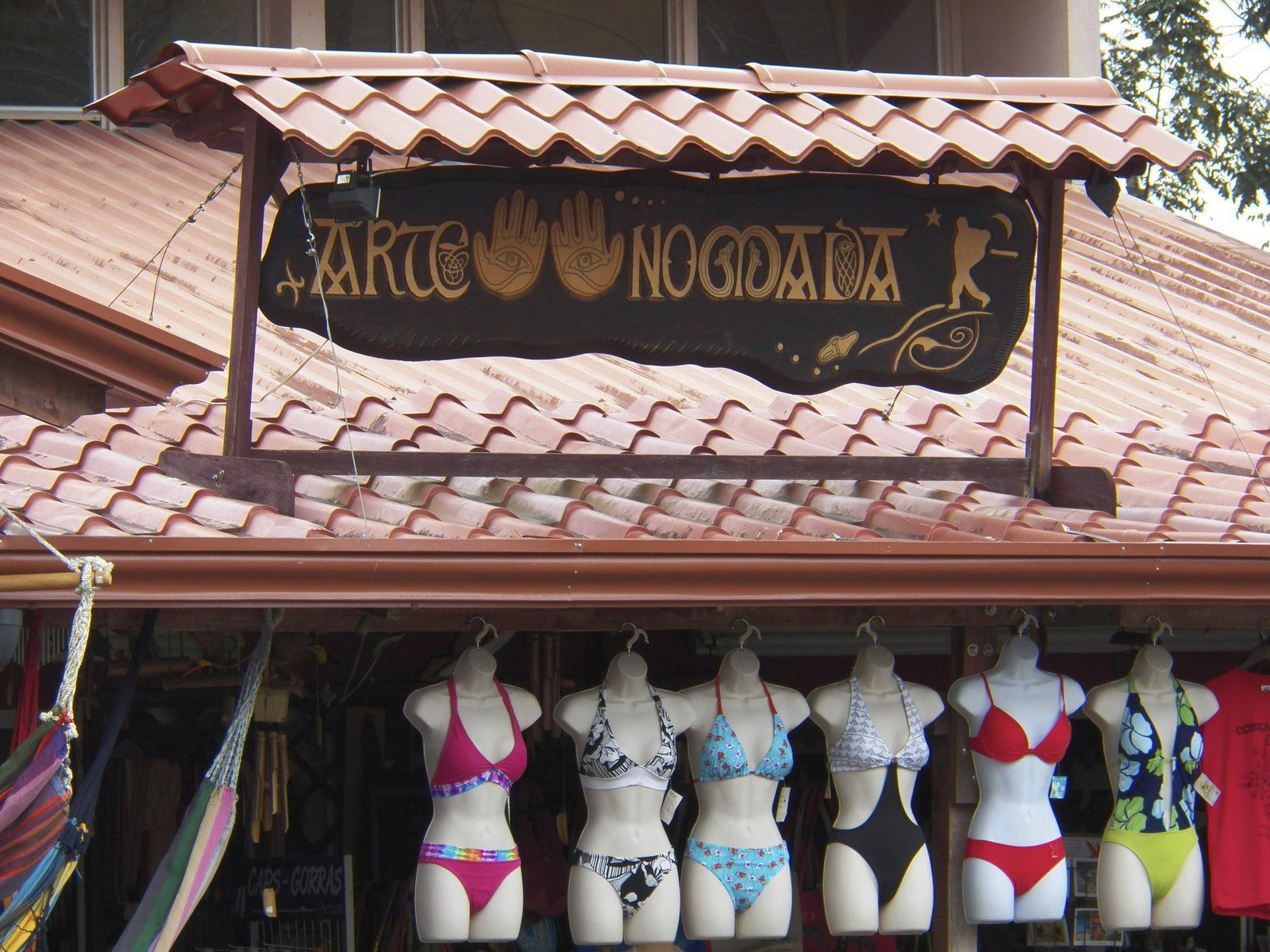 Reeks etalagepoppen met bikini's.