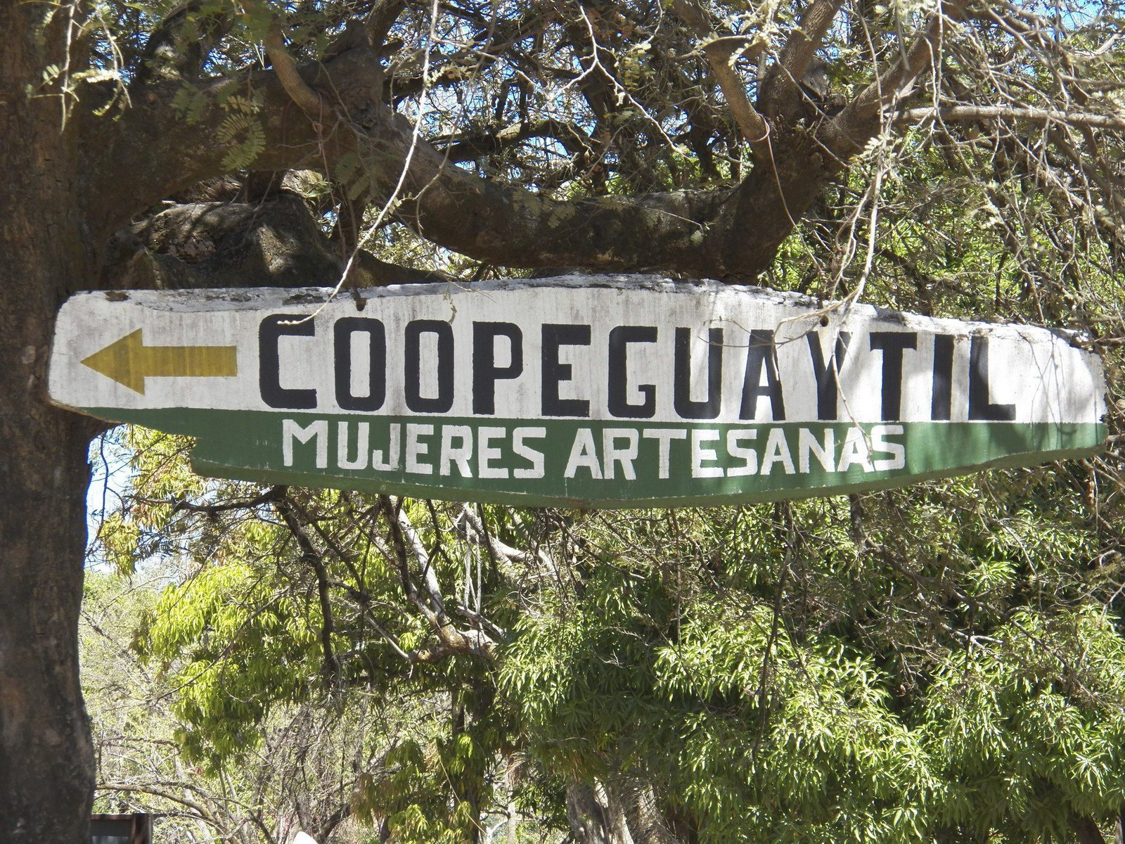 Bord in wit en groen met opschrift: "Coopeguaytil Mujeres Artisanale".
