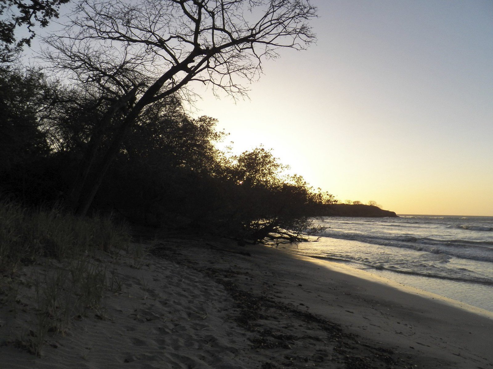 Zonsondergang over strand.