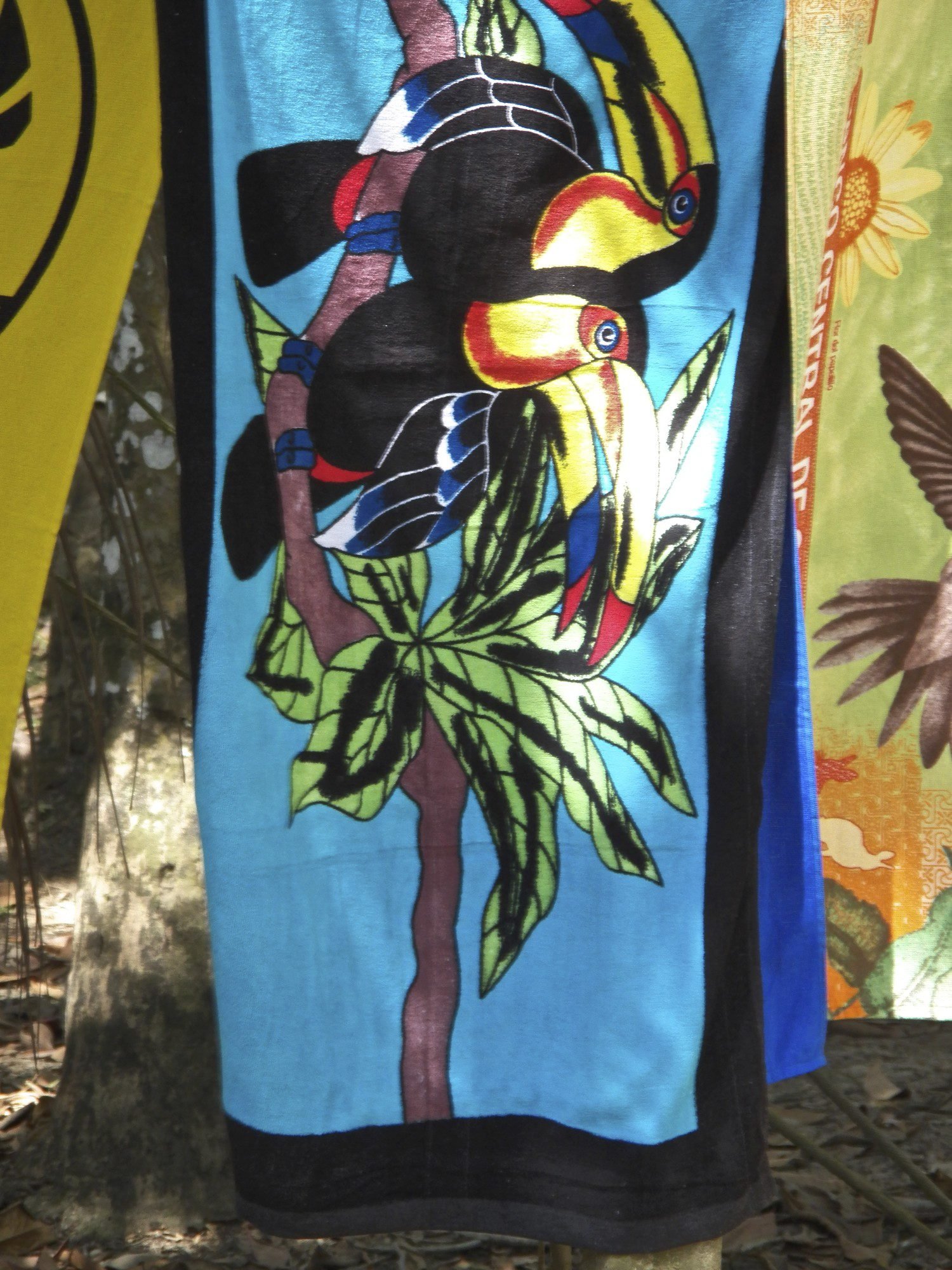 Kleurrijke badhanddoek met toekans.