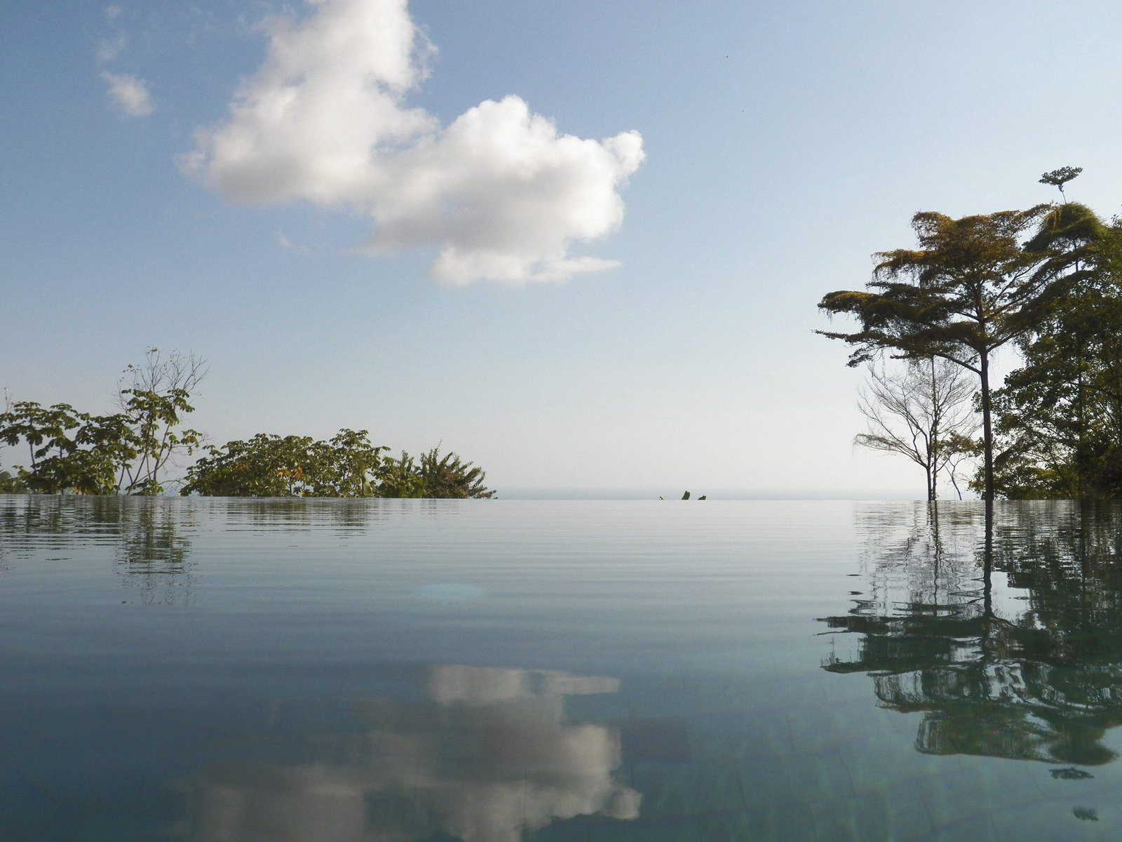 Infinity pool kijkt uit op ... de blauwe lucht.