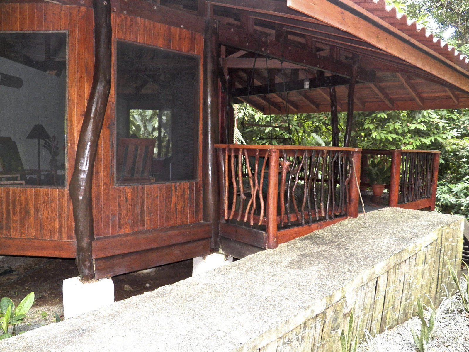 Terras in bruin hout van chalet.