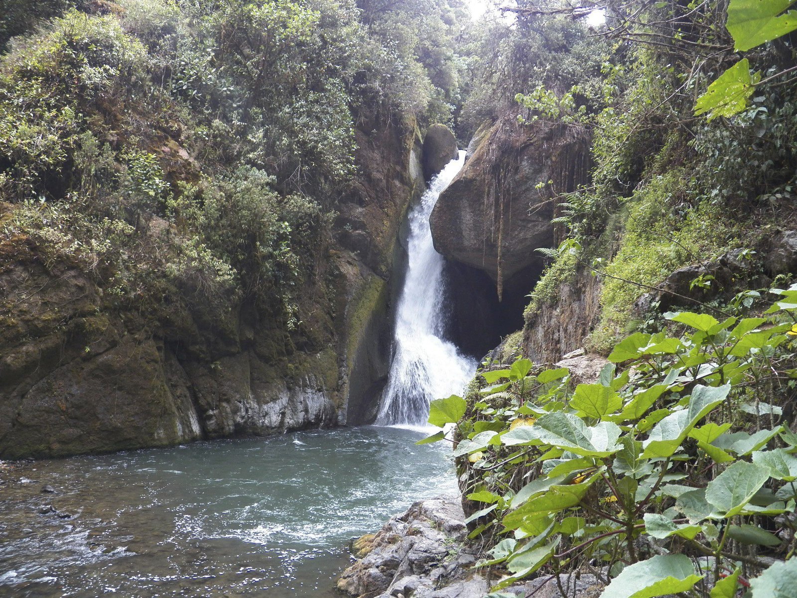 Waterval tussen rotsen.