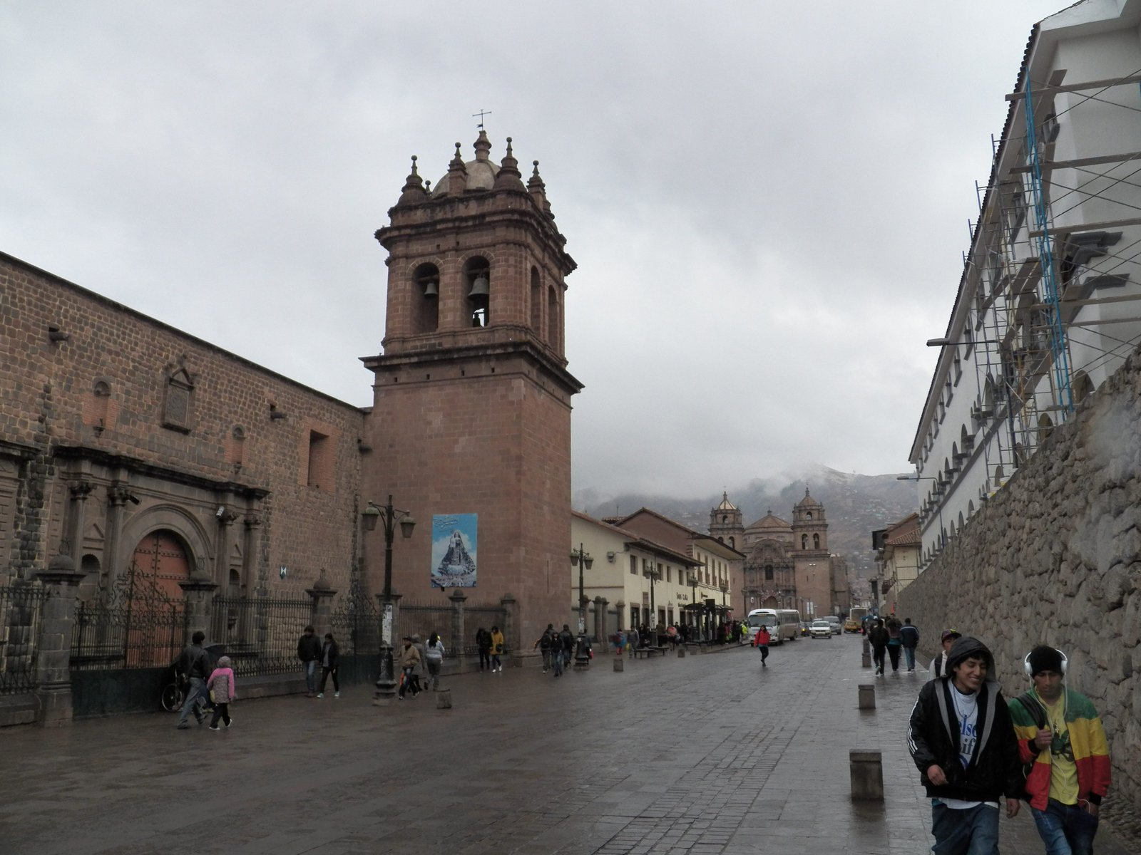 Bruin-rode klokkentoren van Iglesia de Santa Clara.