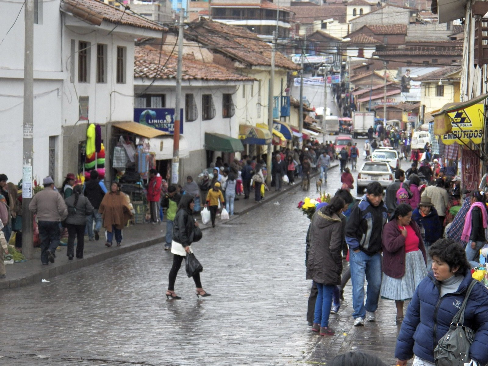Drukke straat (veel voetgangers) in Cusco.