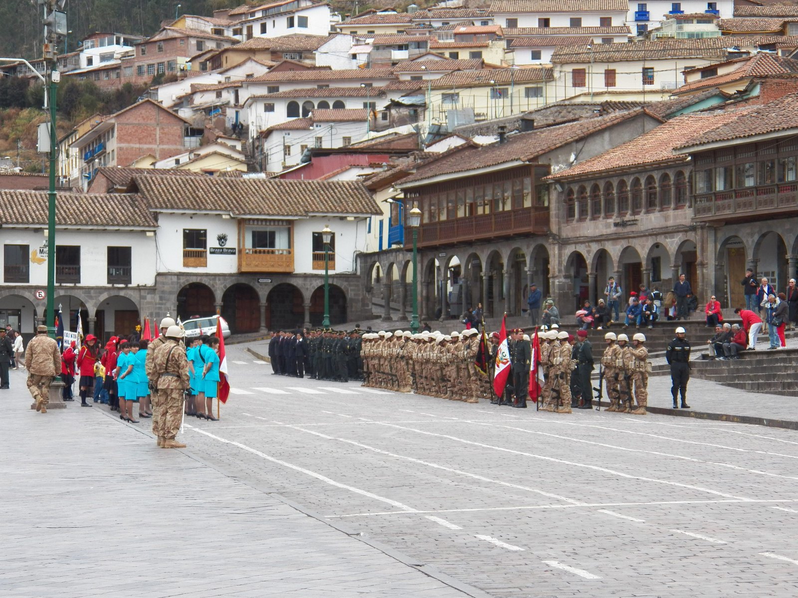 Parade van soldaten op plein in Cusco.