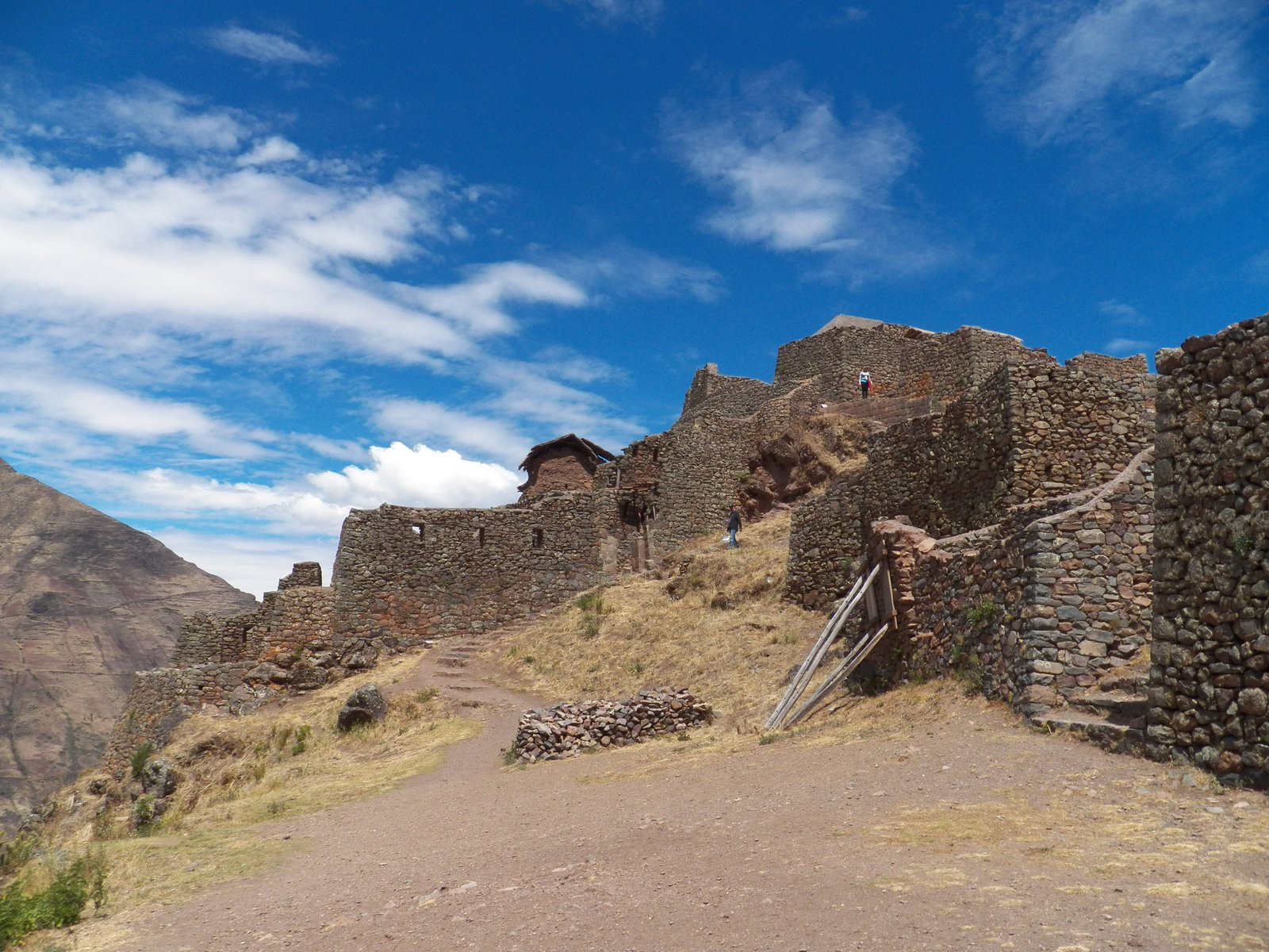 Ruïnes van Pisac: muren uit keien en stenen opgebouwd.