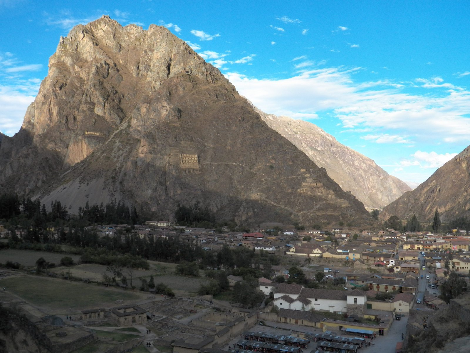 Hoge berg met Ollantaytambo aan de voet er van.