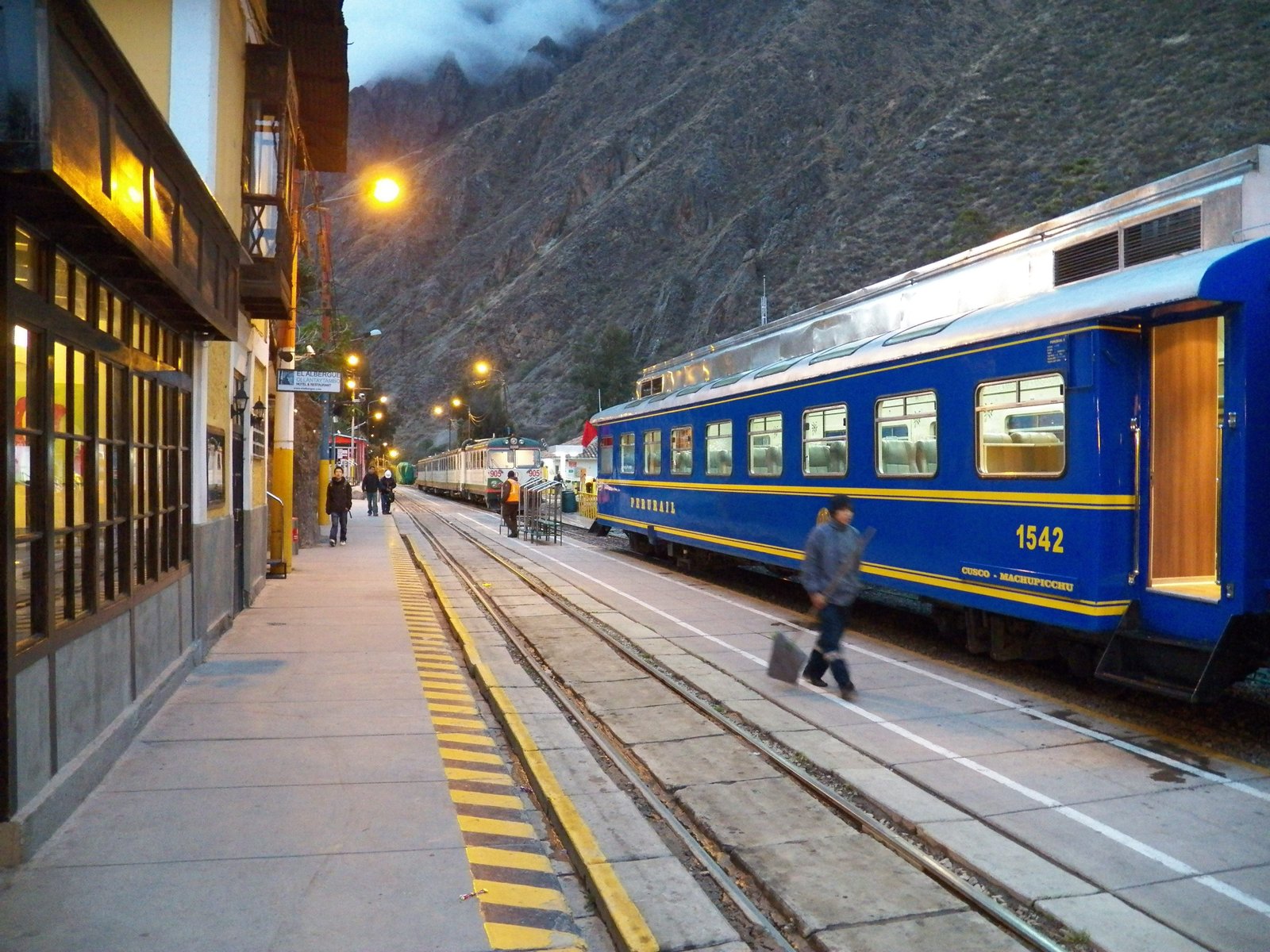 Blauwe treinwagon in station.
