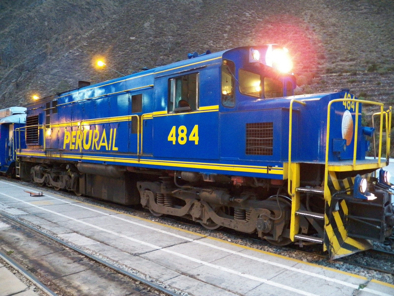 Blauwe locomotief van trein naar Machu Picchu.