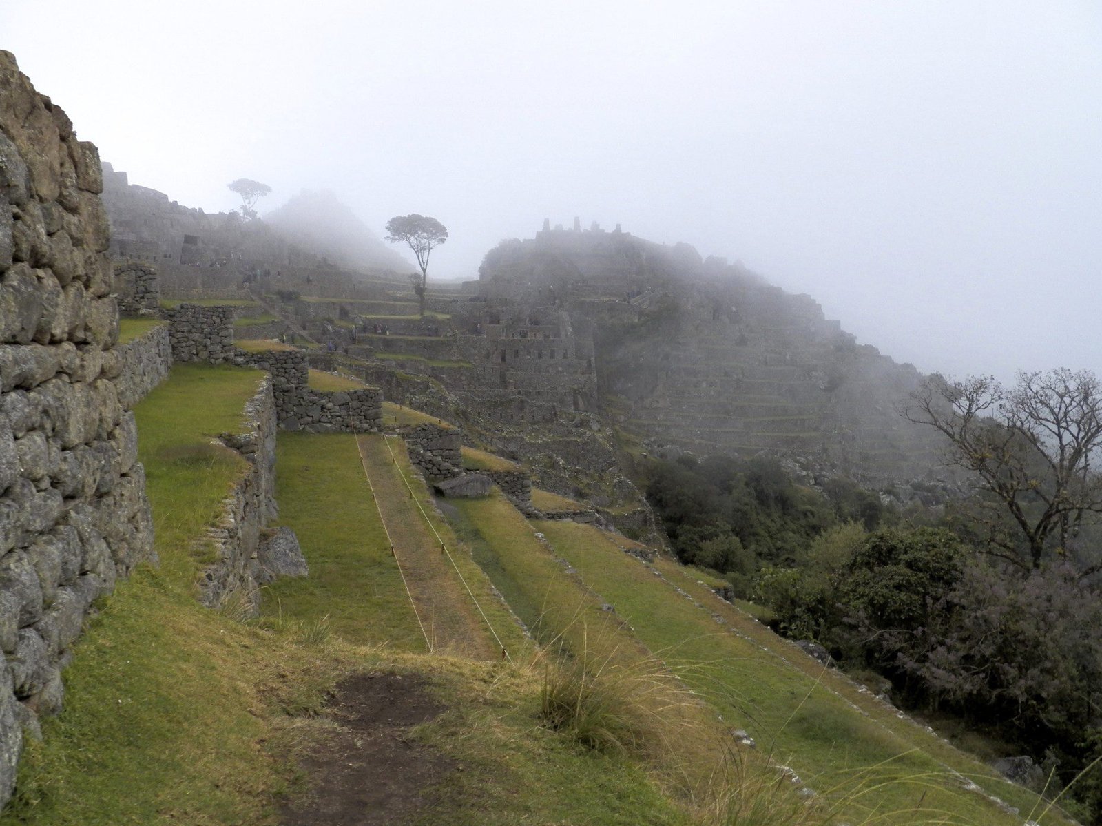 Mist in Machu Picchu: traphelling en muren.