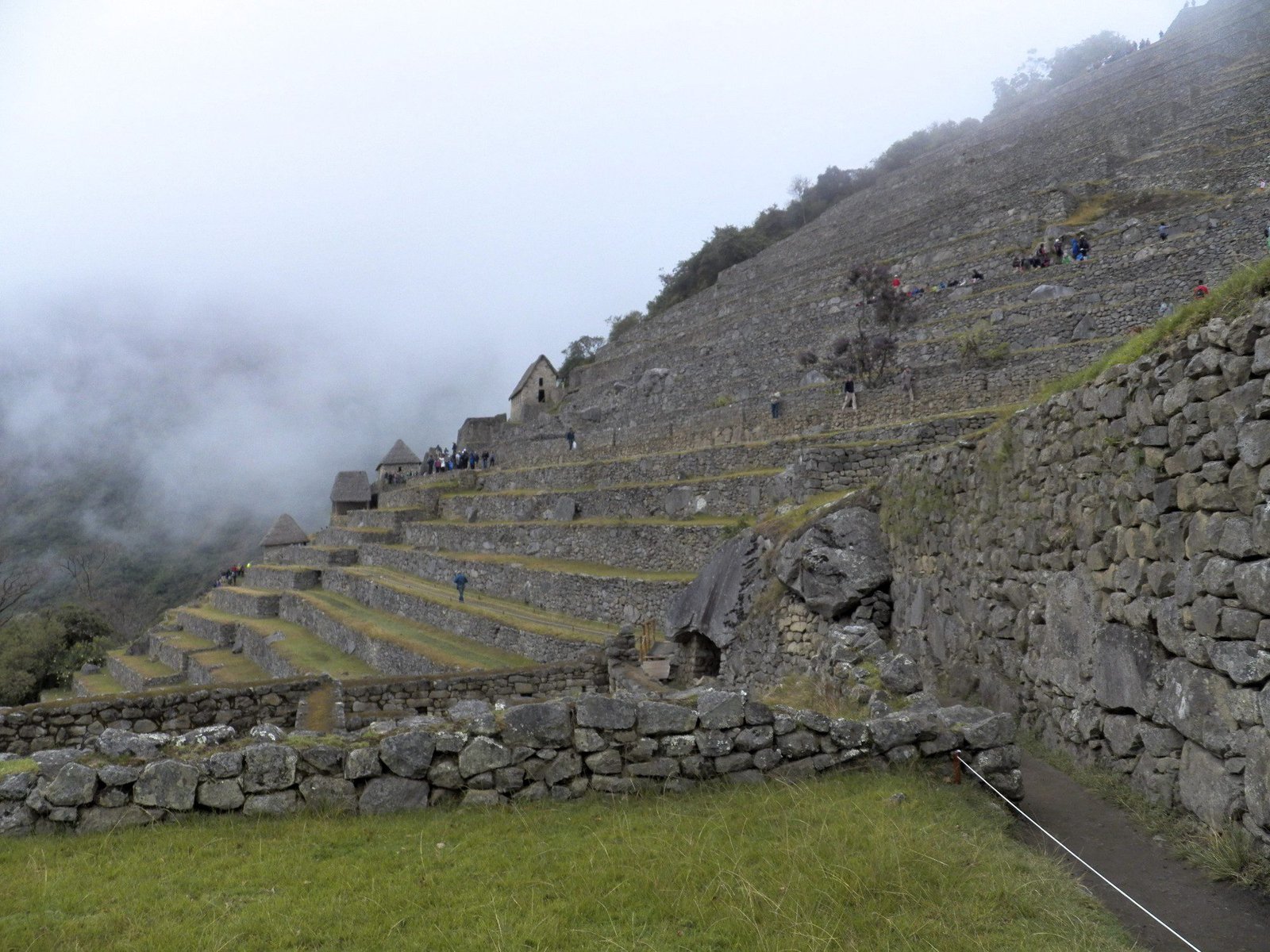Heel hoge traphelling in Machu Picchu in de mist.