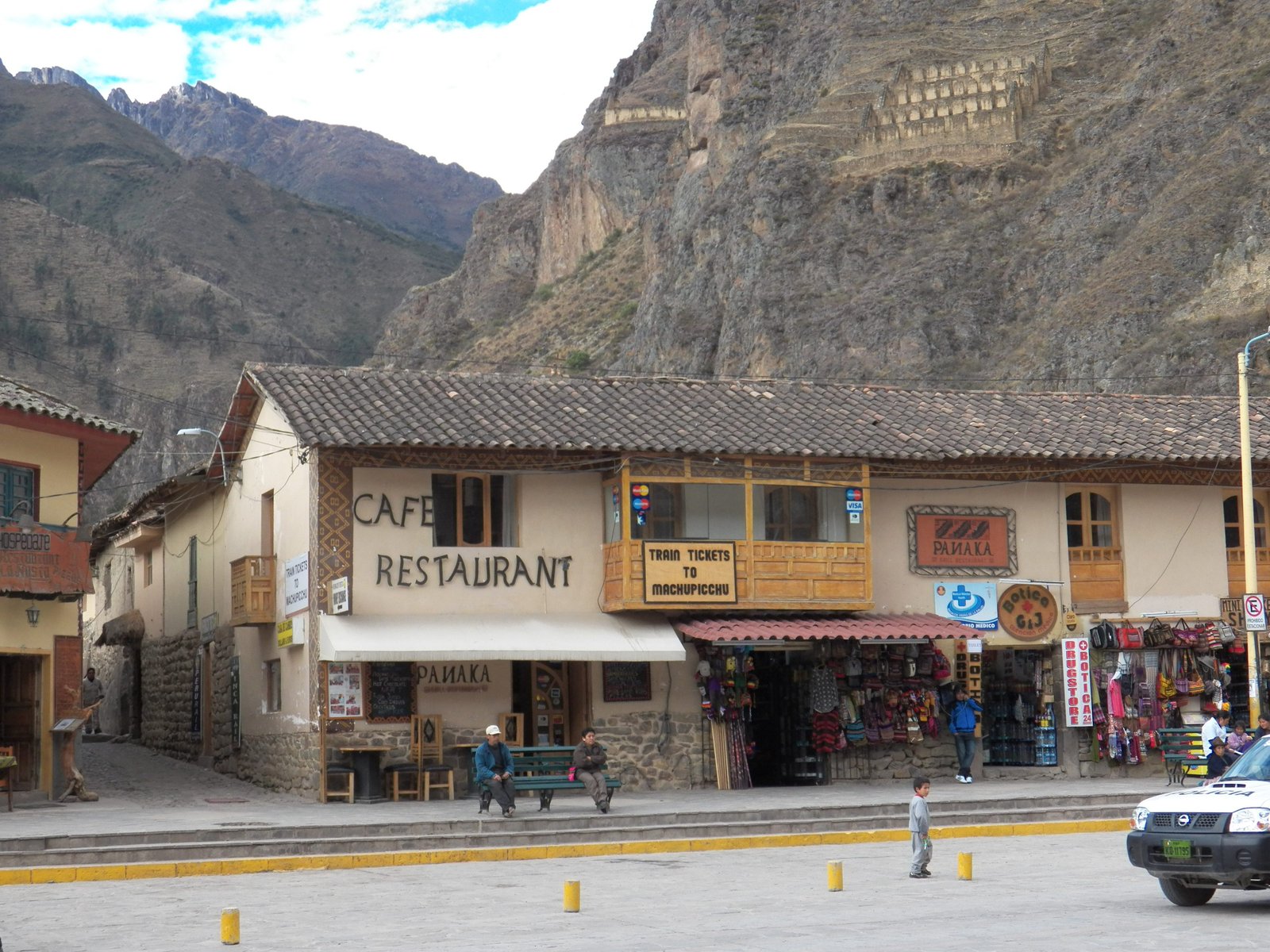 Ollyantaytambo: restaurant en souvenirshops aan de rand van steile berg.