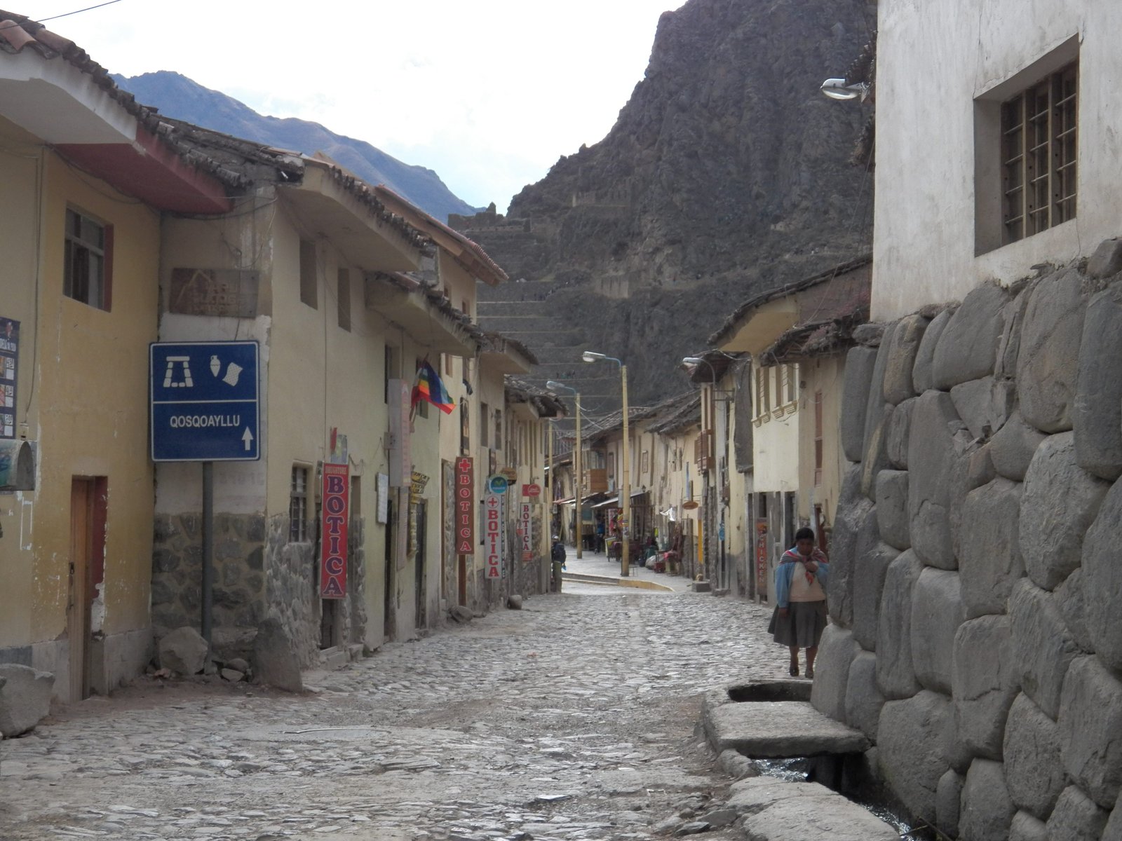 Hobbelig straatje in Ollantaytambo.