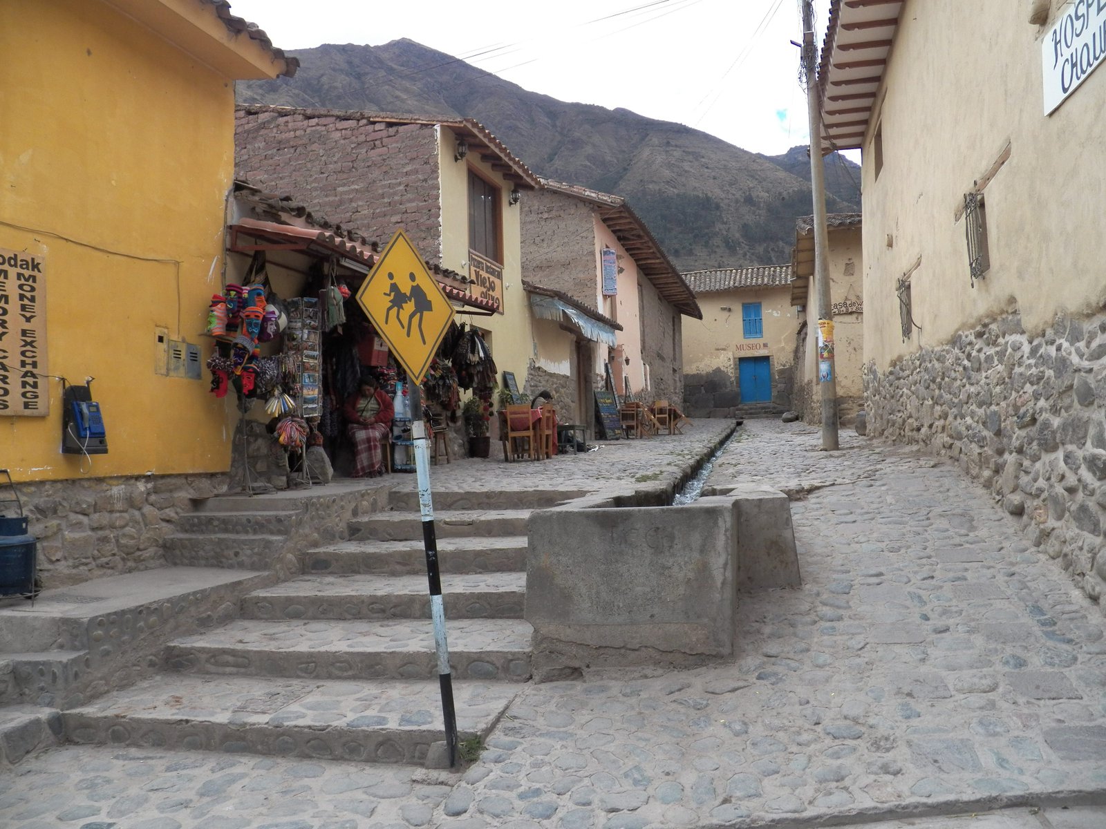Straatje met deels trappen en souvenirwinkeltje in Ollantaytambo.