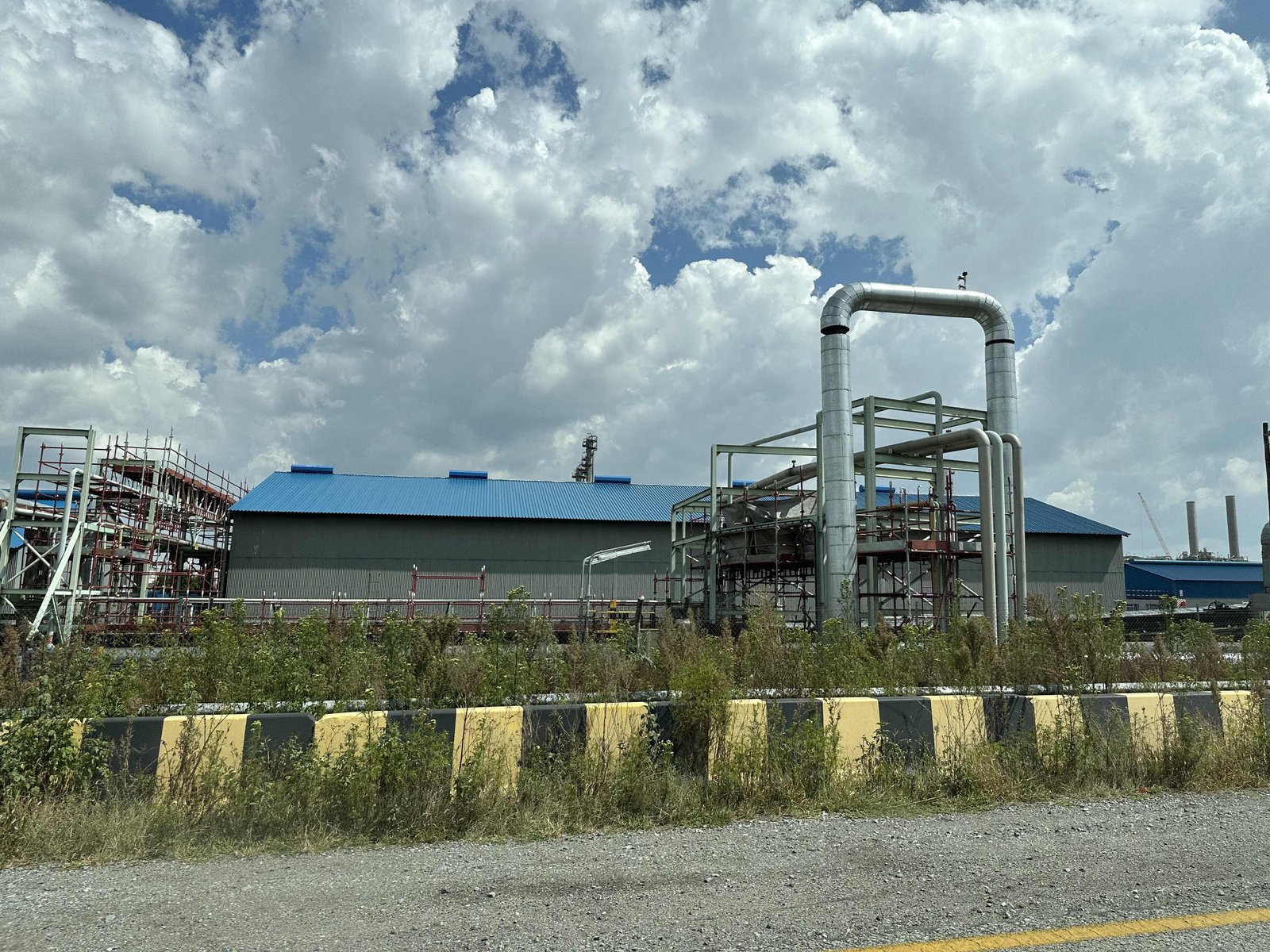 Sasolburg: industriële installatie onder dreigende lucht. 