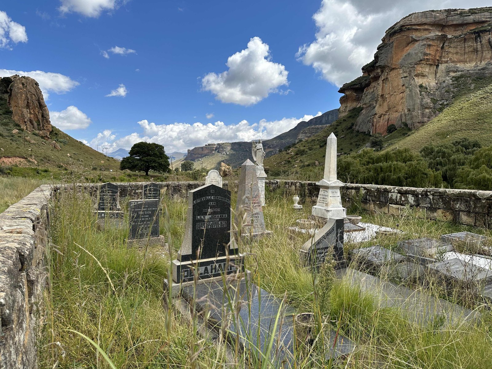 Golden Gate Highlands NP: oude grafzerken in vallei. 