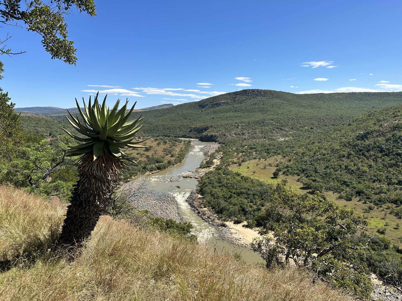 Panorama met rivier in de diepte. 