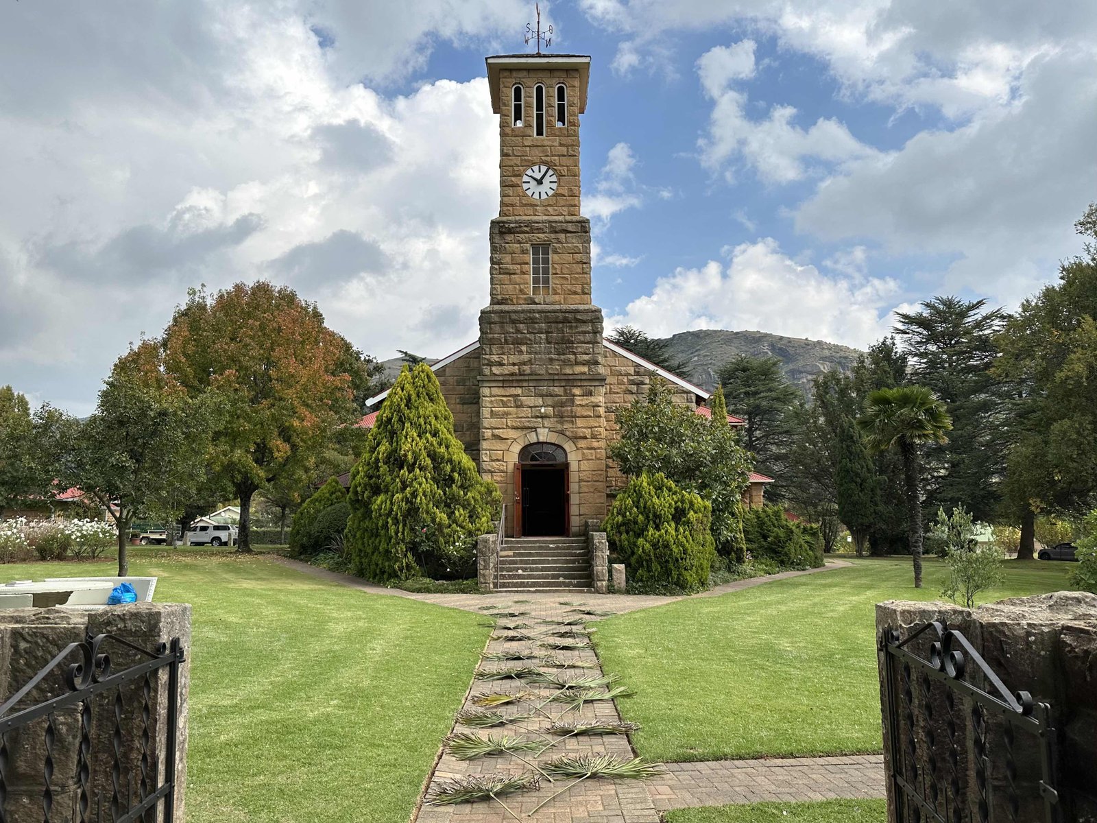 Clarens: Nederduitse gereformeerde kerk. 