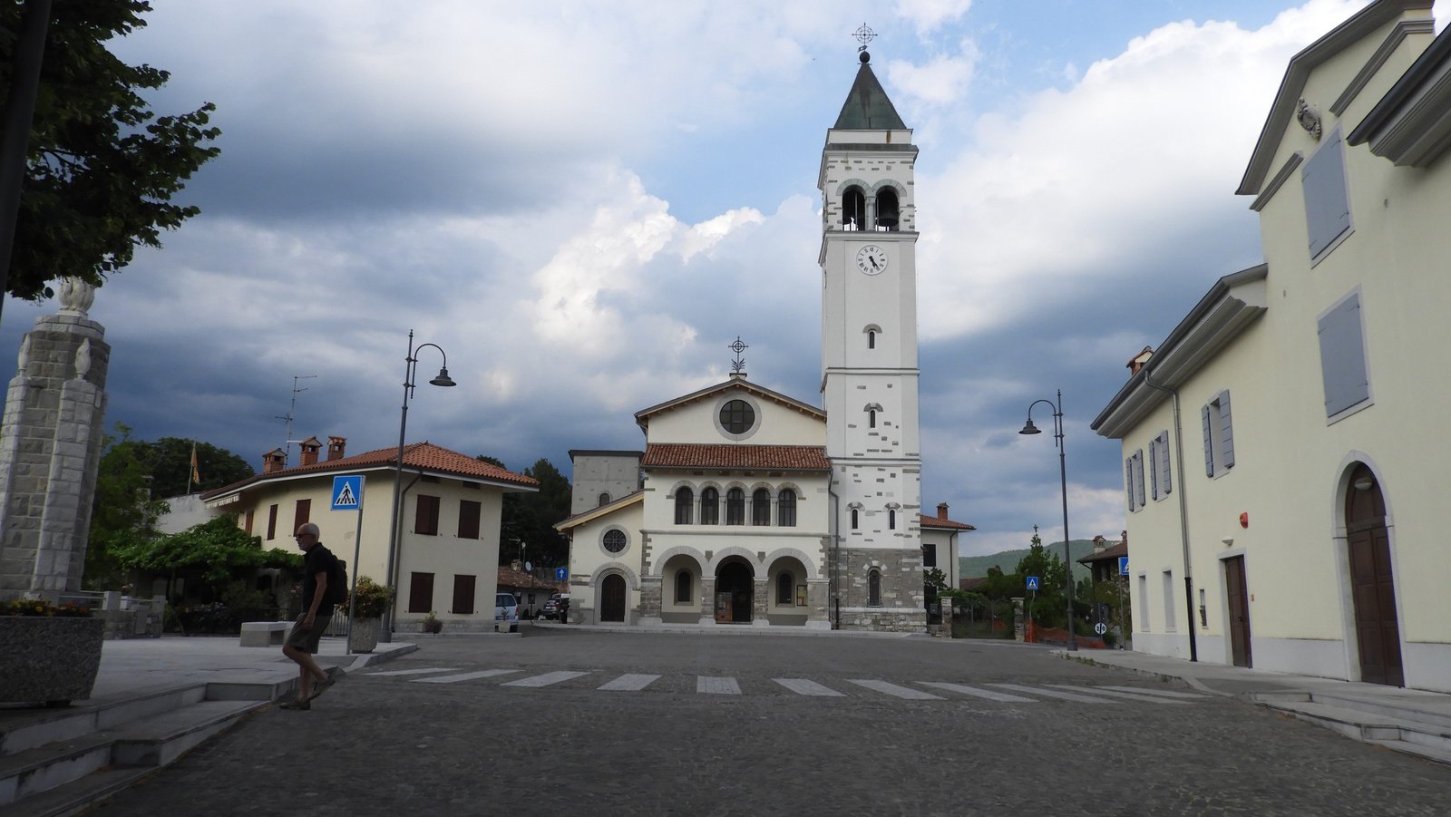 Plein met witte kerk en campanile in San Floriano.