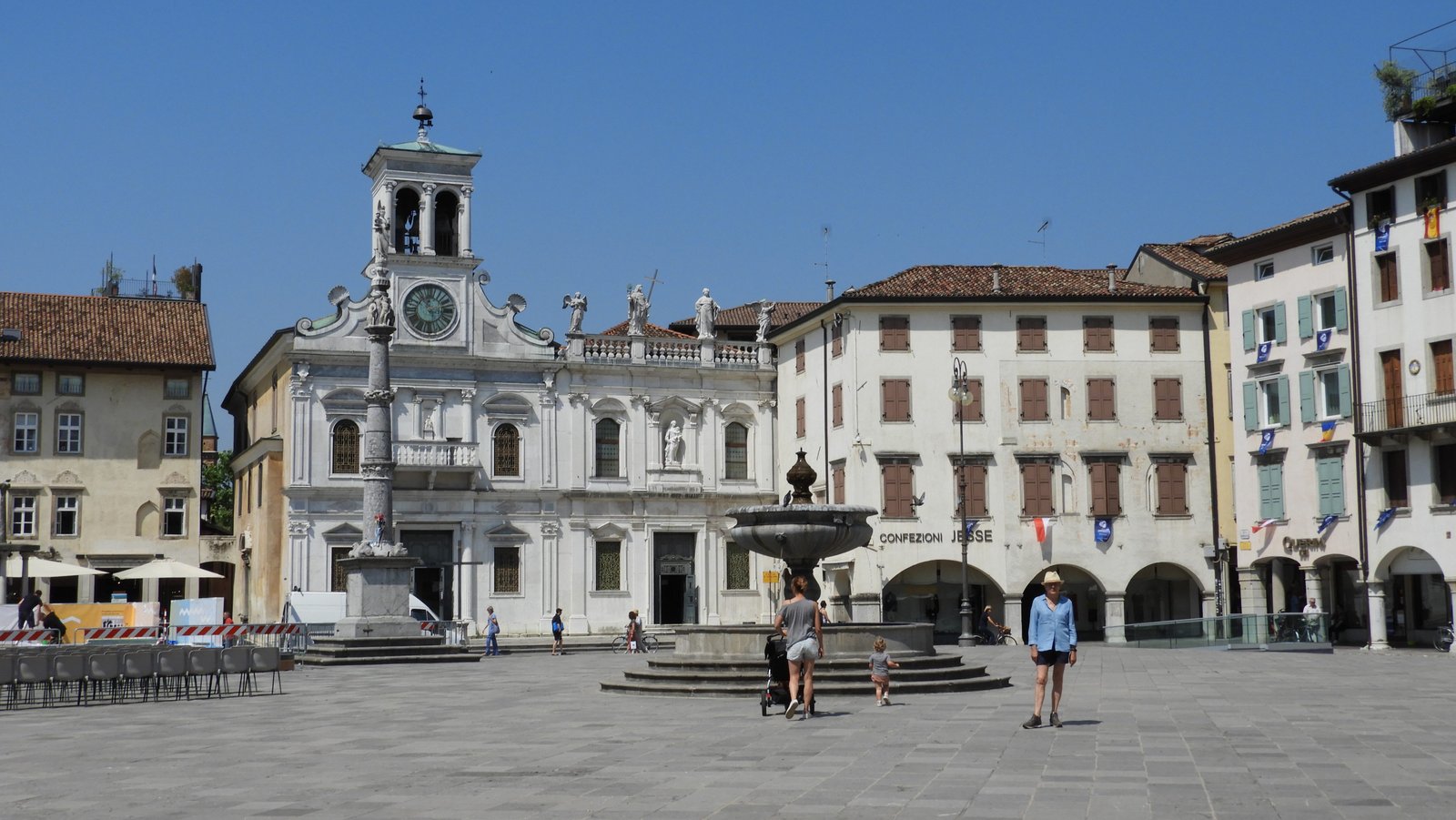 Piazza Matteotti in Udine: fontein, schandpaal, witte gebouwen.