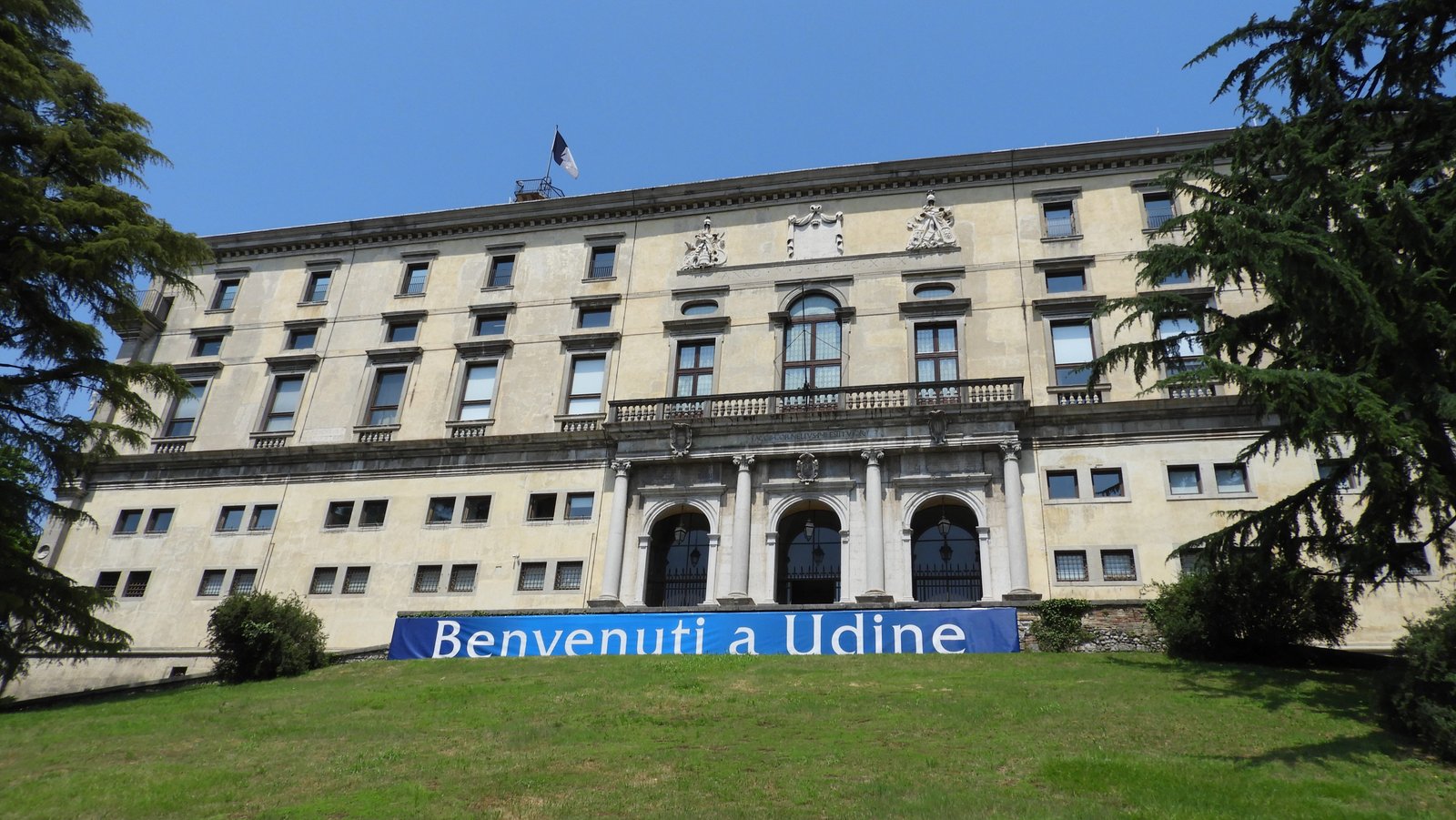 Castello di Udine: beige gebouw met rechthoekige en vierkante ramen.