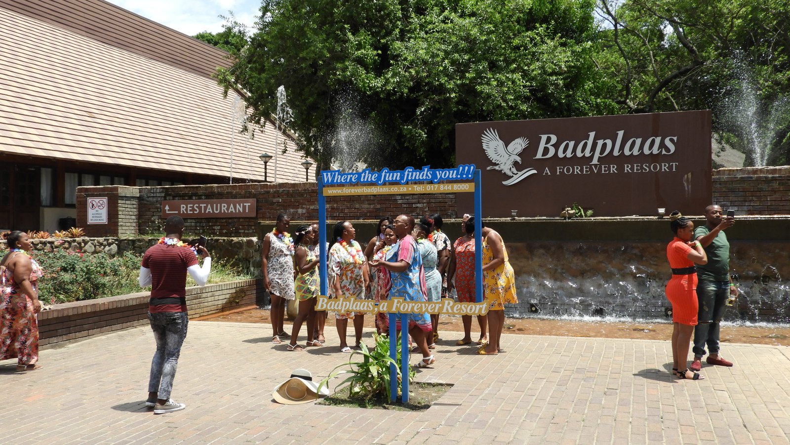 Lokale toeristen aan ingang van Badplaas resort.