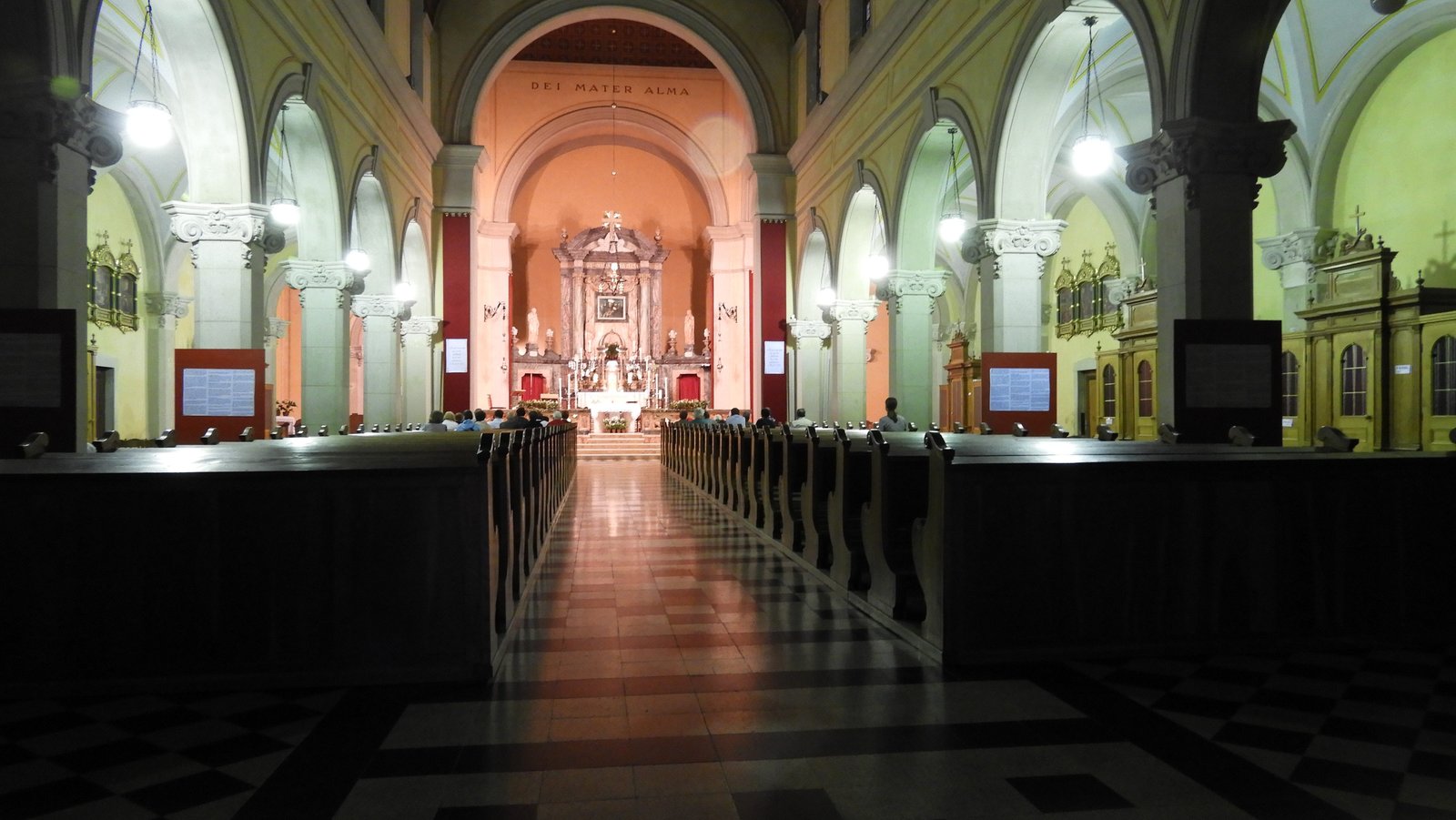 Binnenkant van kerk met verschillende kleuren licht.