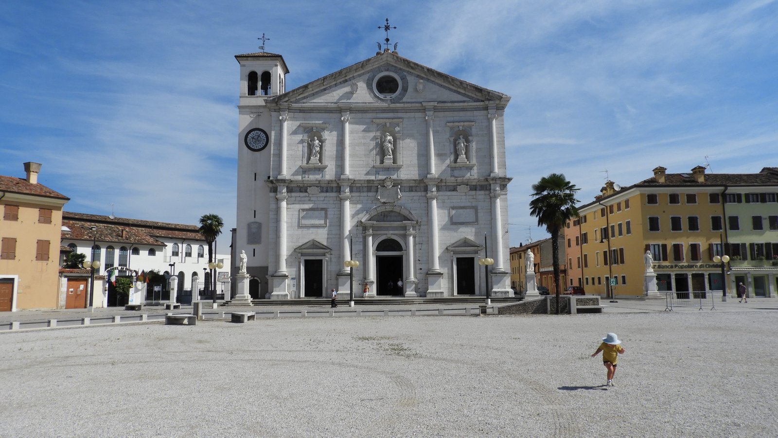 Duomo di Palmanova: grijze kerk met campanile aan heel groot plein.