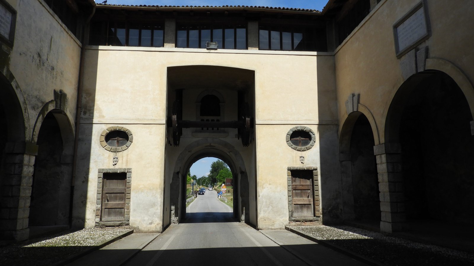 Porte Udine vanaf de stad gezien naar buiten.