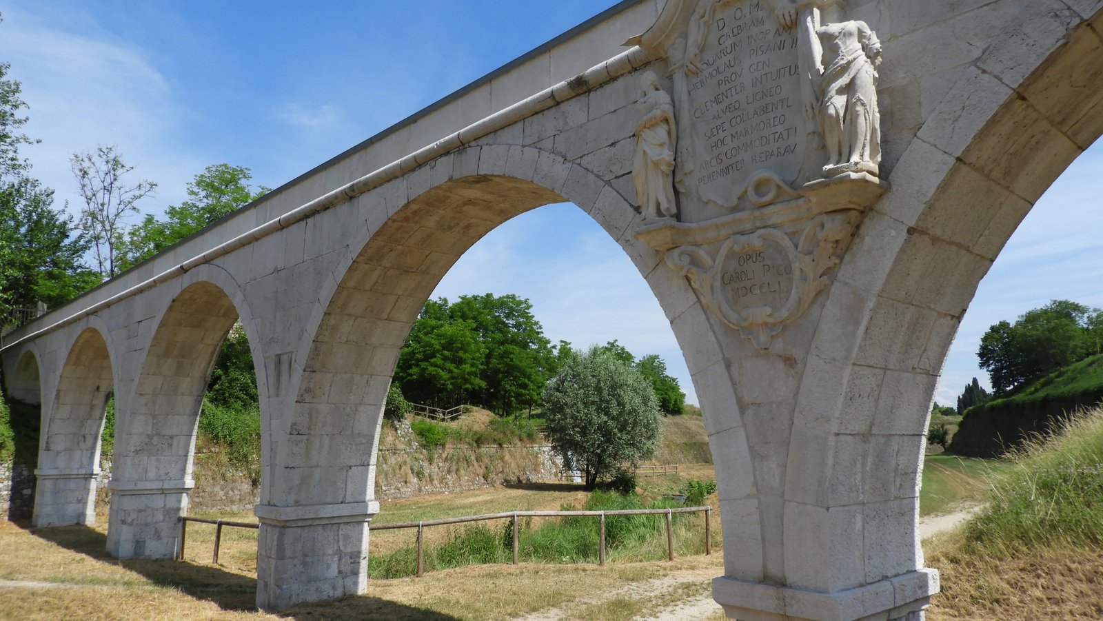 Onderkant en bogen van aquaduct in Palmanova.