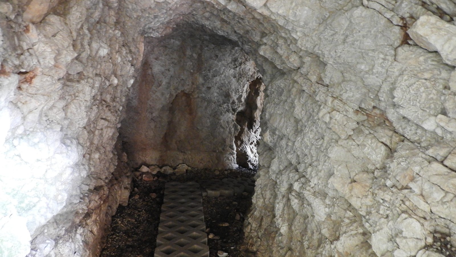 Ondergrondse tunnel in witte rotsen.