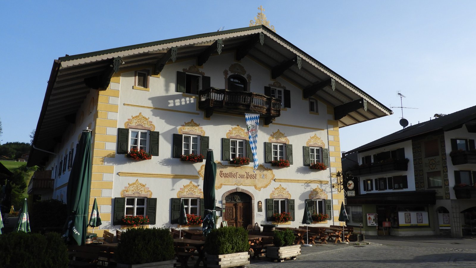 Gasthof zur Post: chalet-achtig groot hotel met rode bloemen aan de ramen.