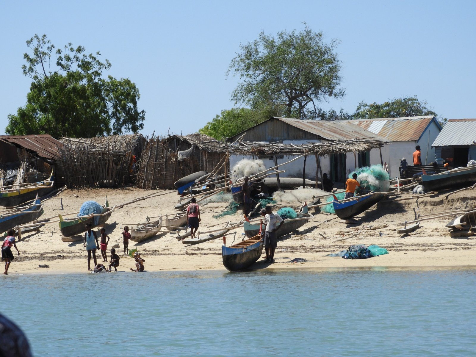 Strand van Ifaty met pirogues, houten huisjes, vissers, netten ...