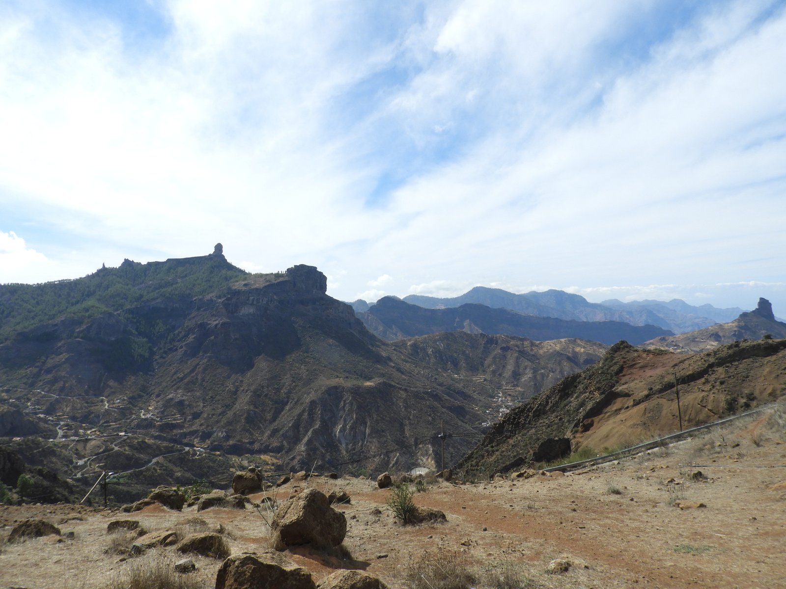 Rotsachtig landschap met Roque Nublo in de verte.