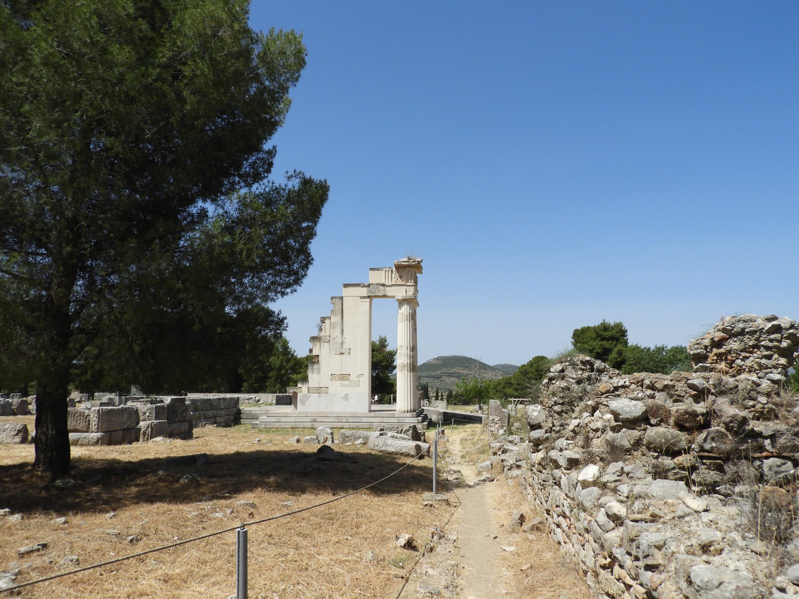 Witte zuil en deel van muur in ruïnes van Asklepios.