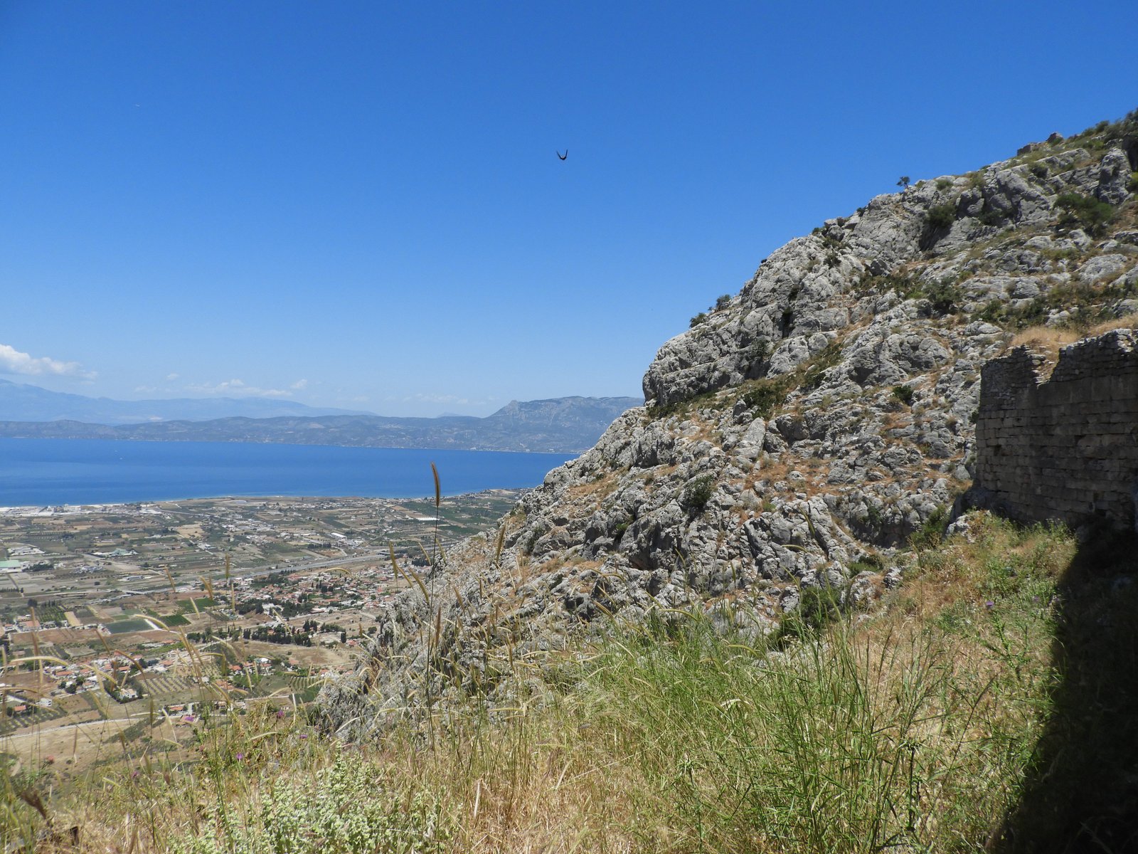 Acrocorinth: rots rechts; links zee en panorama over Korinthe.