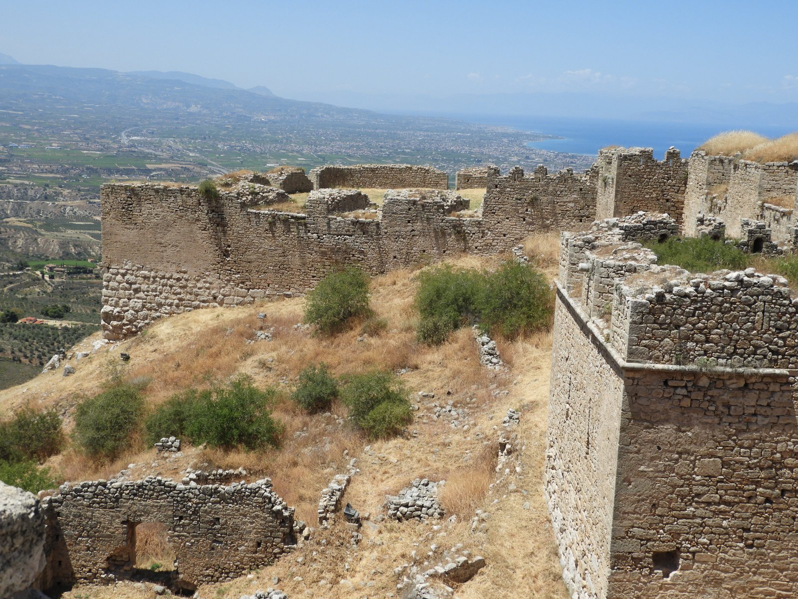 Muren en kantelen van Acrocorinth.